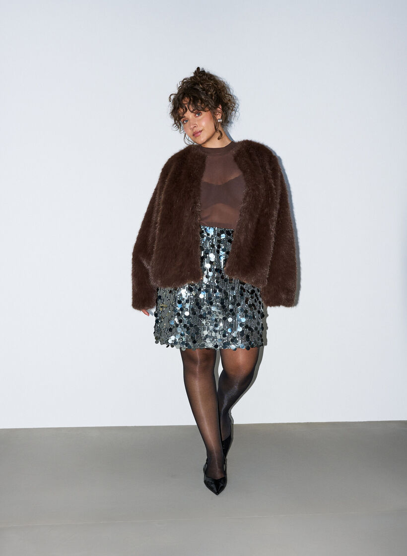 Veste courte en fausse fourrure ouverte sur le devant, Marron, Model