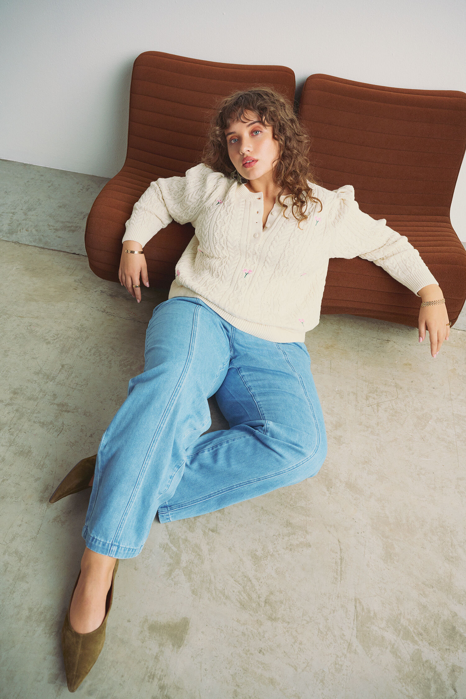 Pull en maille avec fleurs brod&eacute;es, , Model