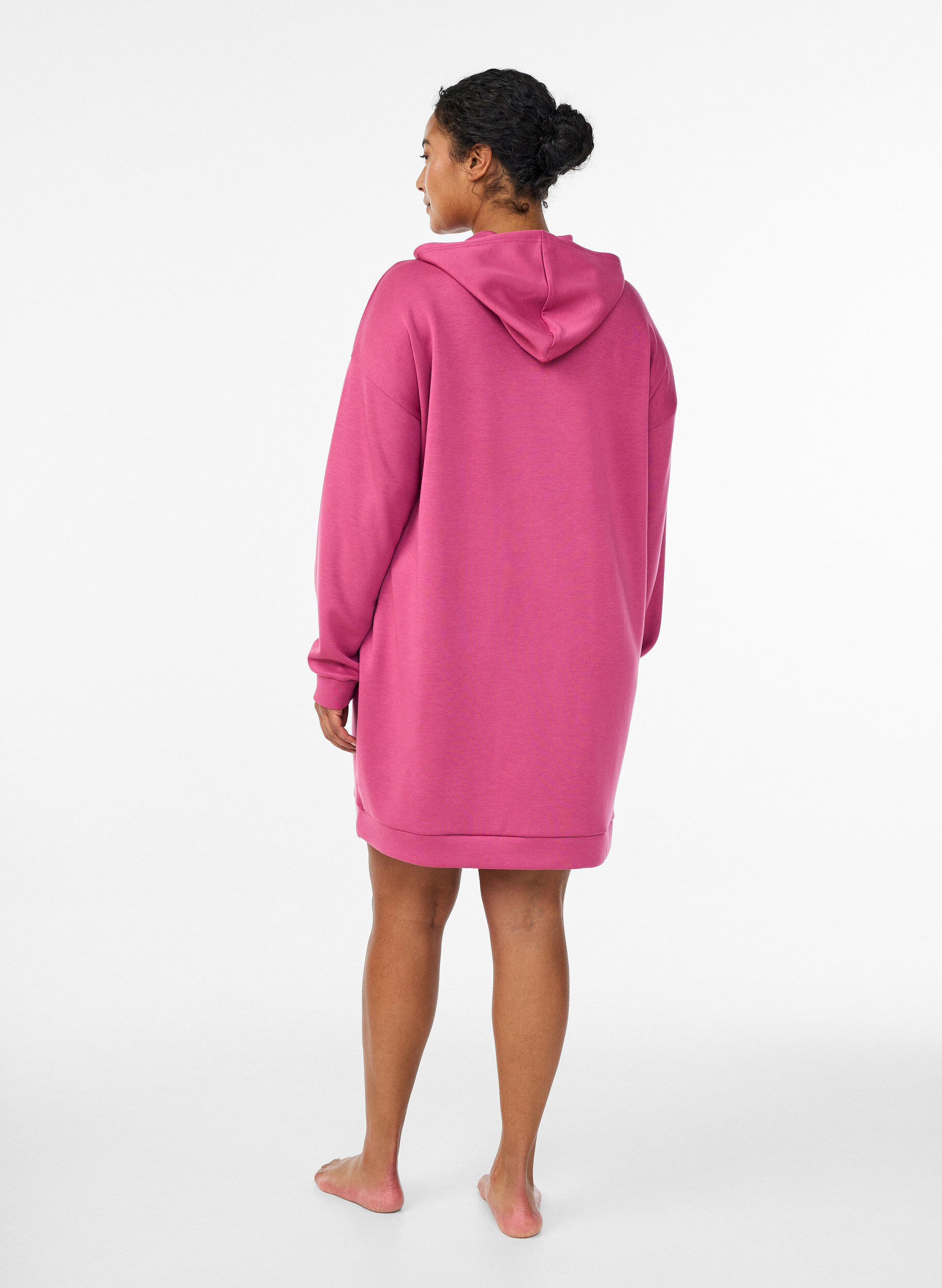 Zizzi Robe sweat courte &agrave; capuche avec poche kangourou, Rose, Model image number 2