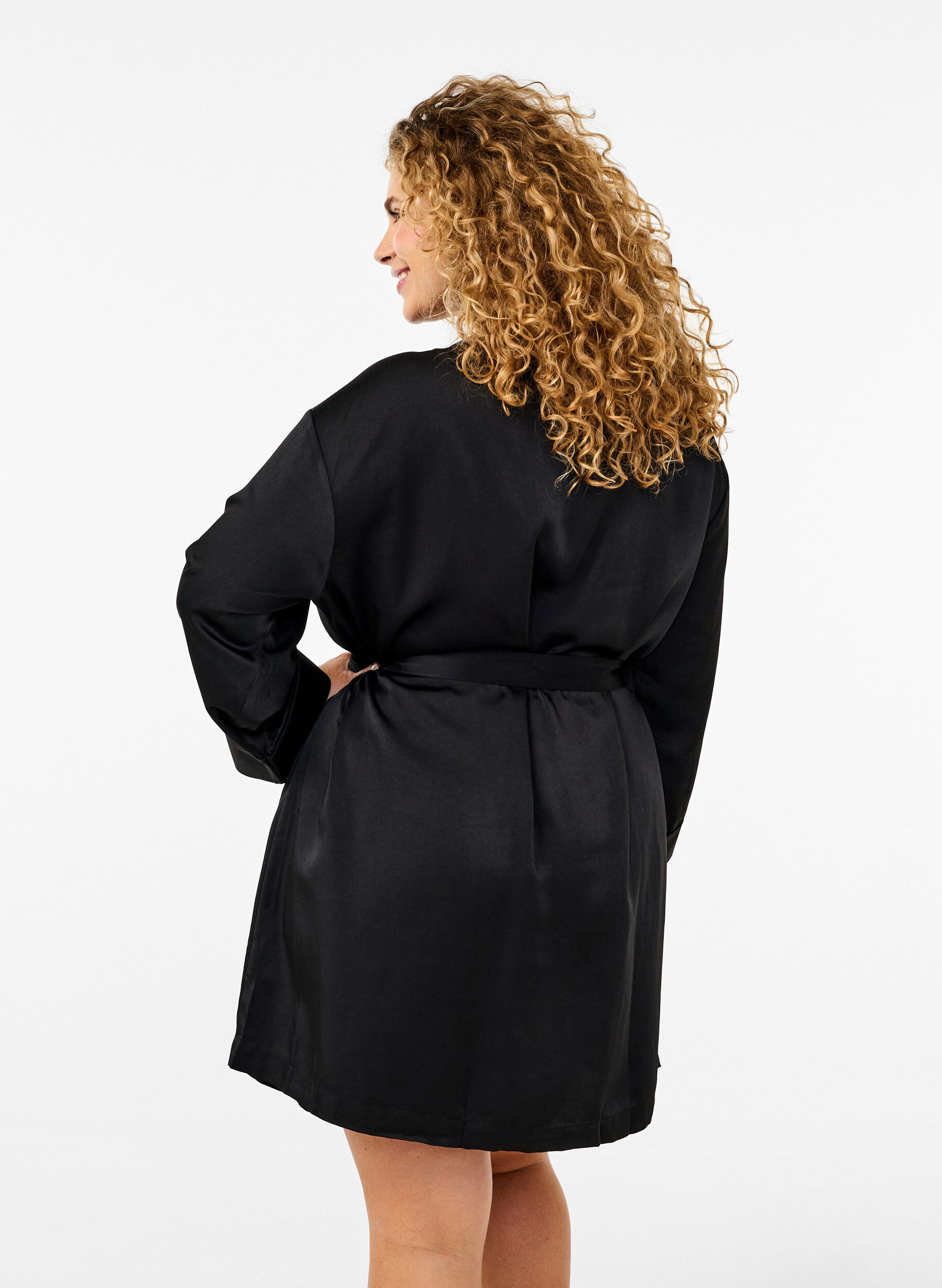 Zizzi Kimono en satin avec ceinture, Black, Model image number 1