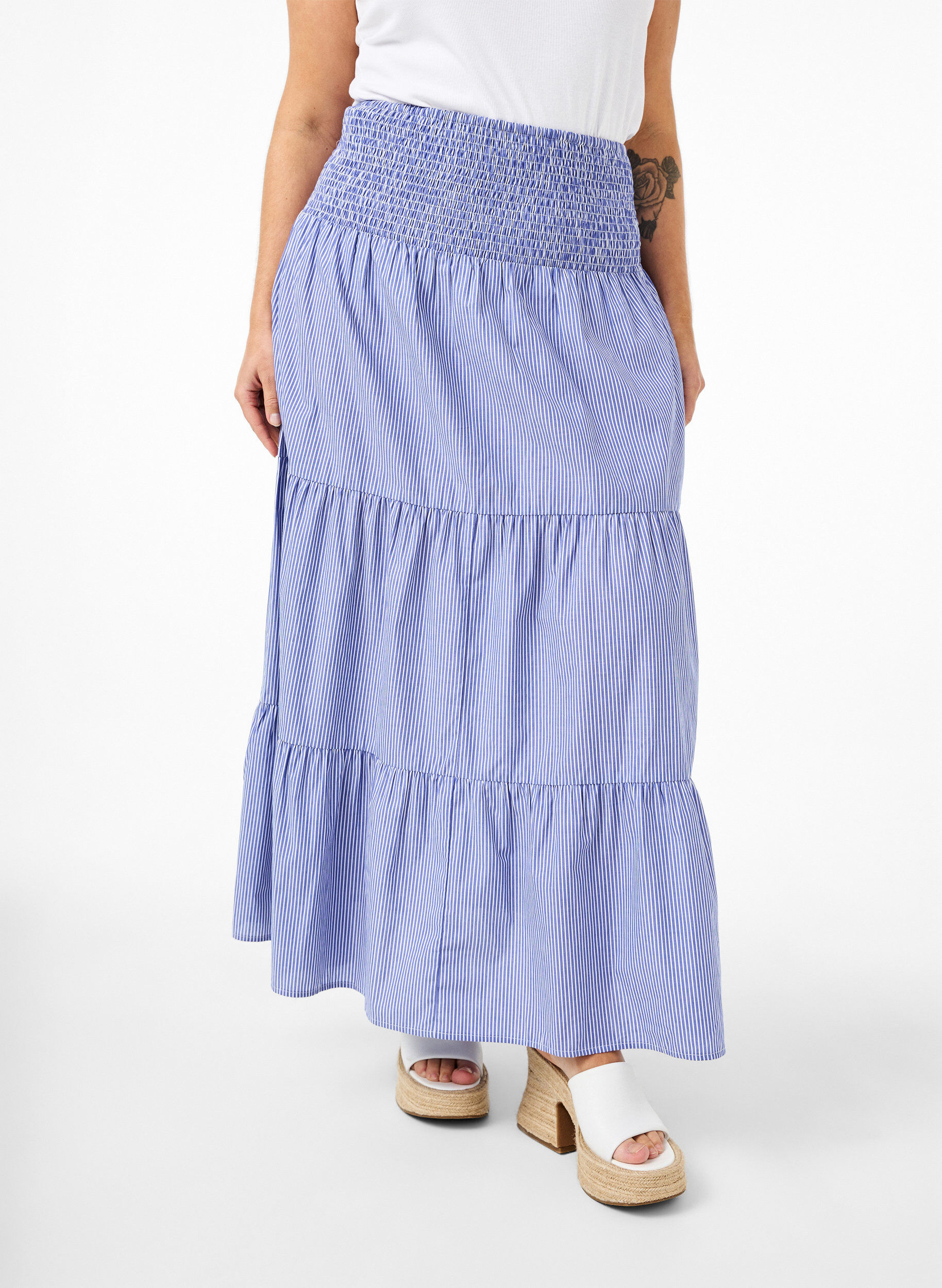 Zizzi Jupe longue ray&eacute;e avec smocks, Baja Blue Stripe, Model image number 2