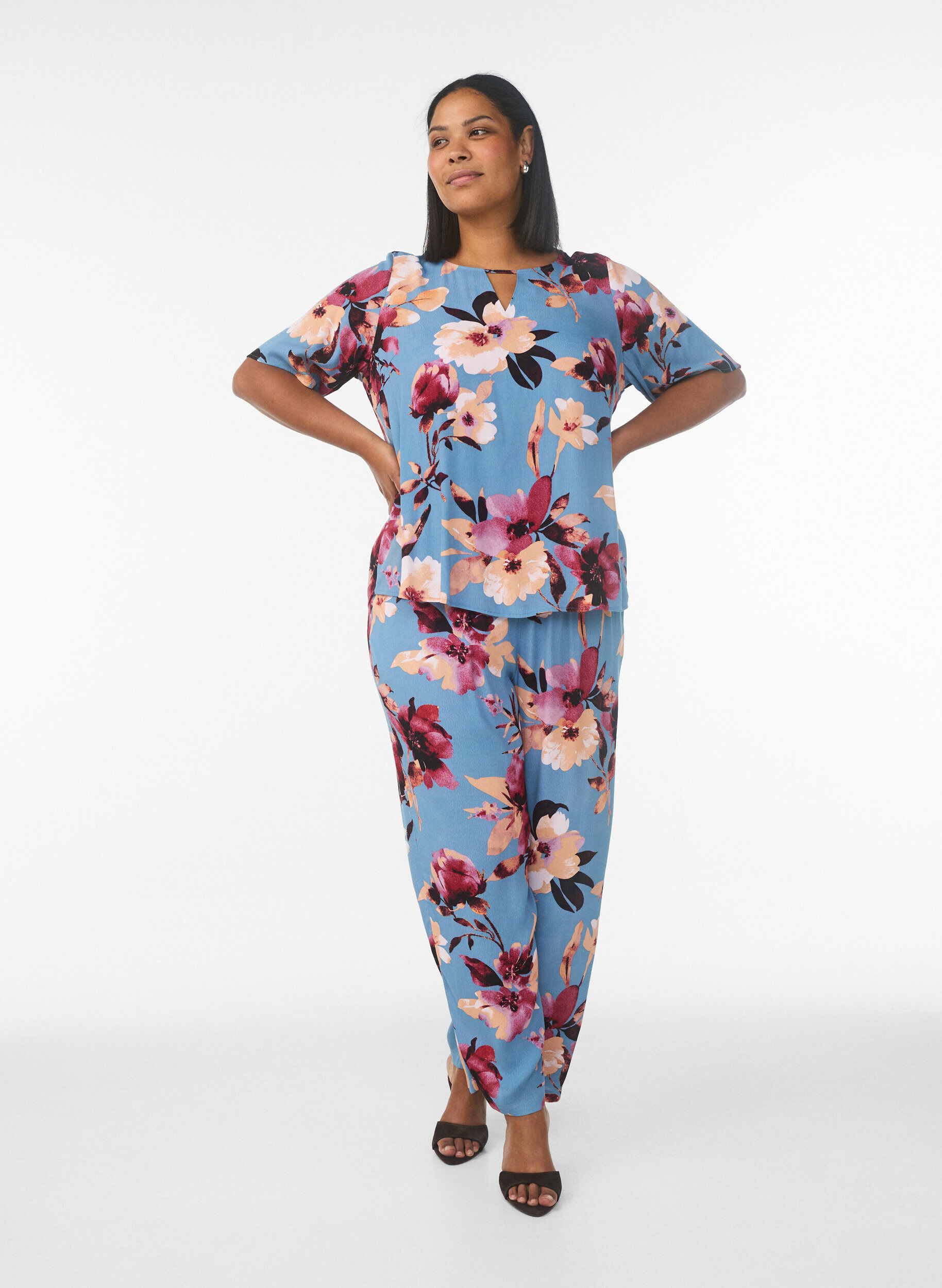 Zizzi Blouse &agrave; manches courtes en viscose imprim&eacute;e, Bleu, Model image number 1