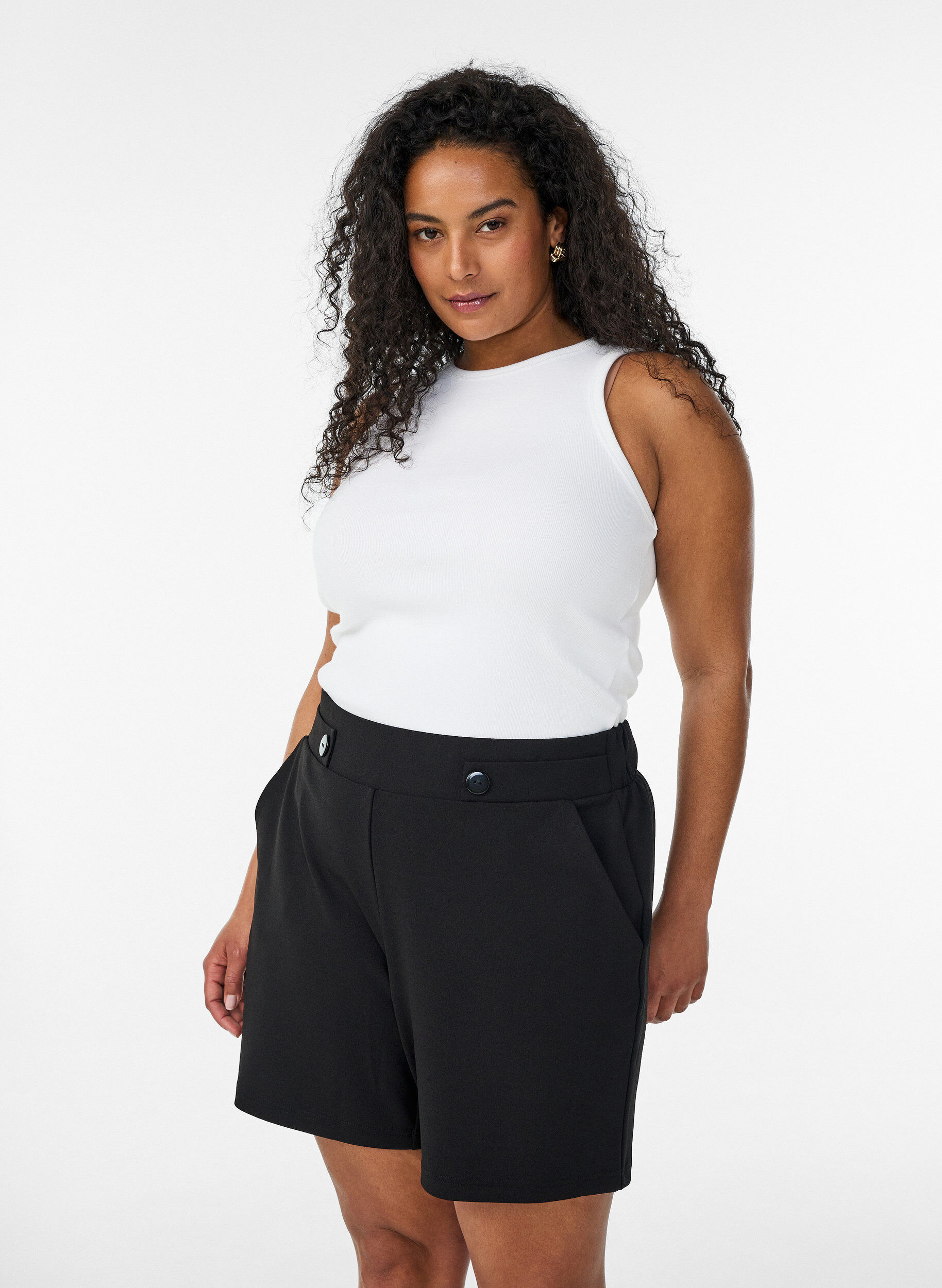 ZizziShort avec poches et coupe ample, Noir, Model image number 0