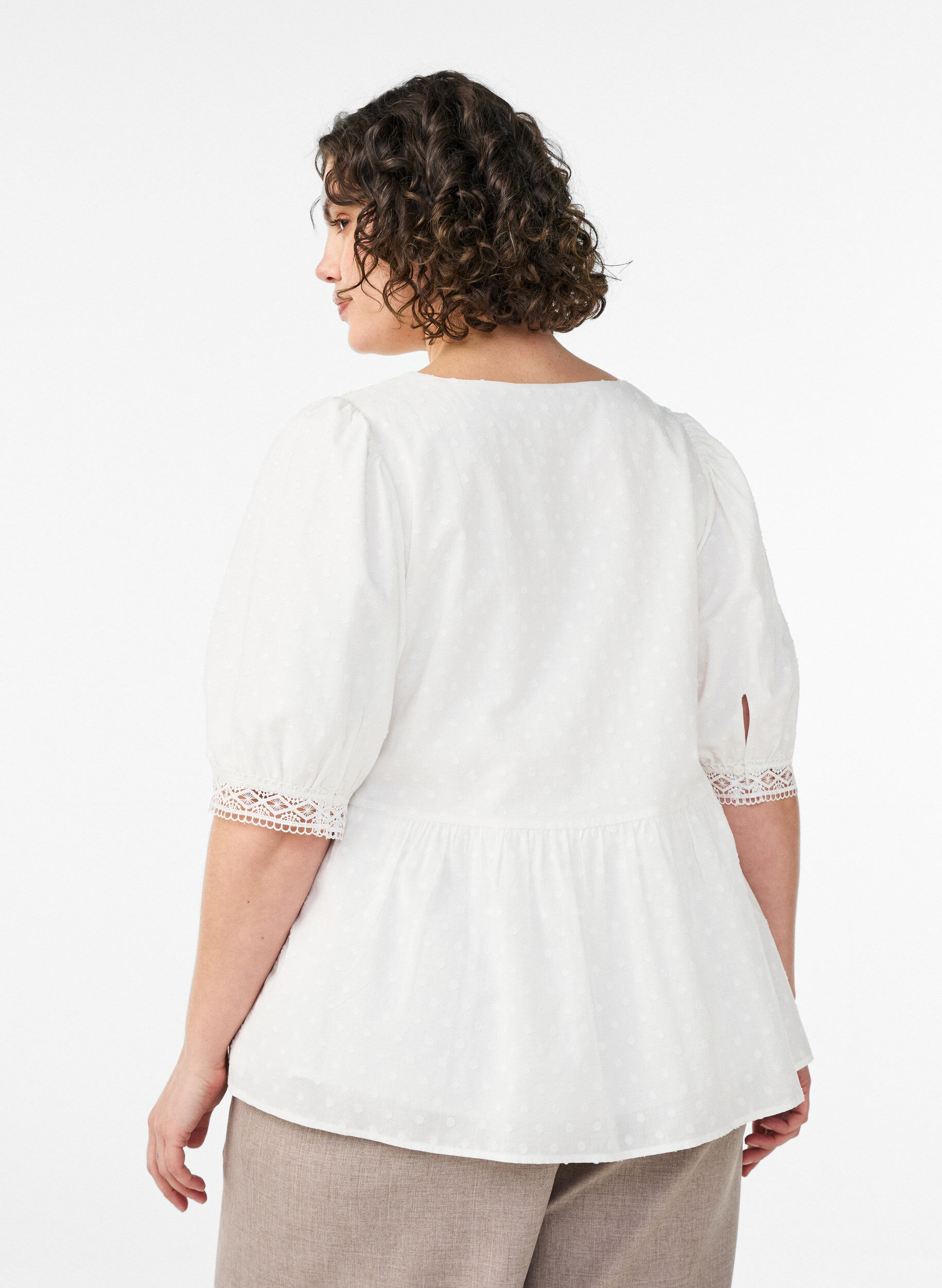 Zizzi Blouse en coton textur&eacute; avec d&eacute;tails en crochet, Blanc, Model image number 2