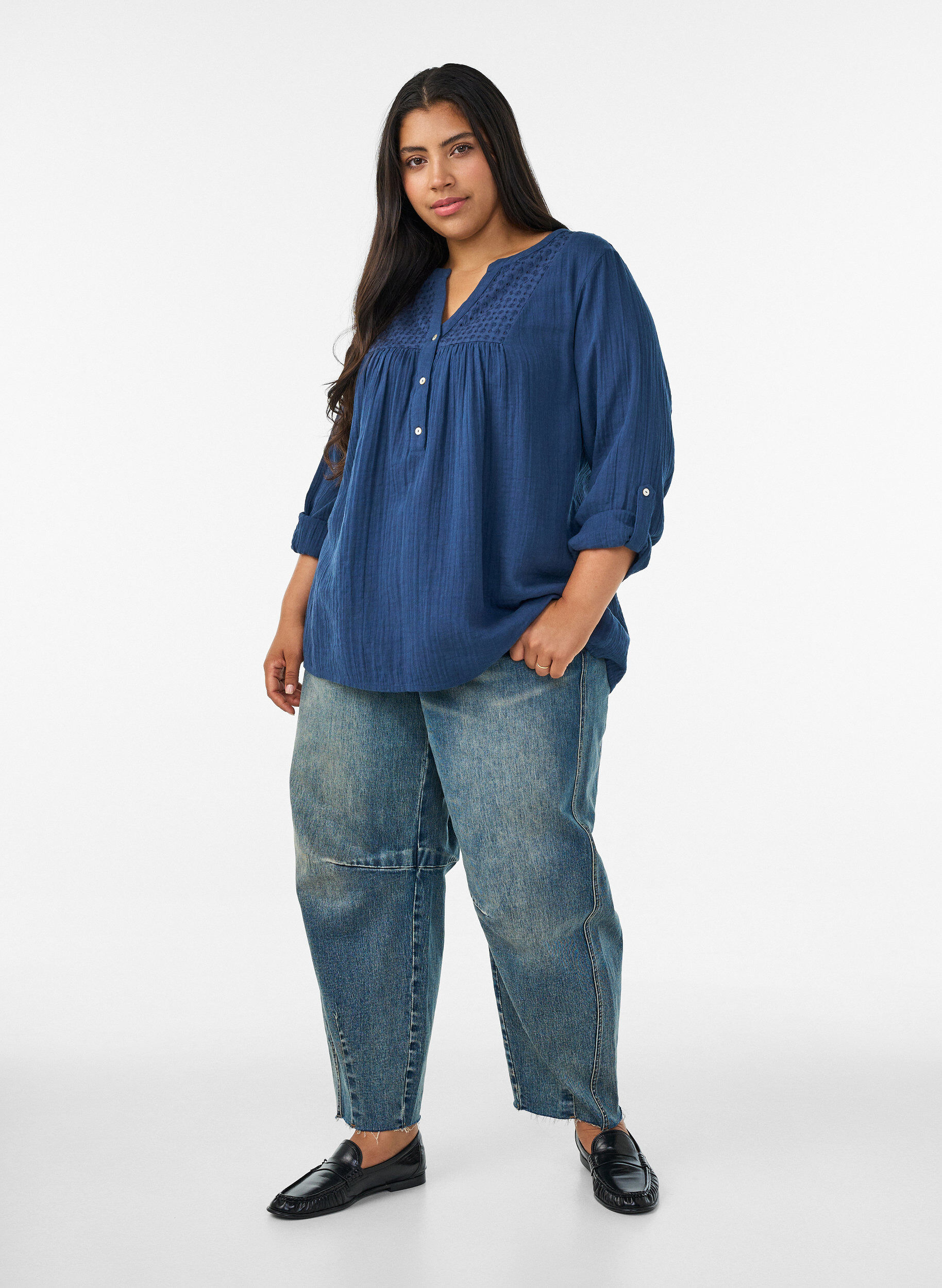 ZizziBlouse en mousseline de coton avec broderie anglaise, Bleu, Model image number 1