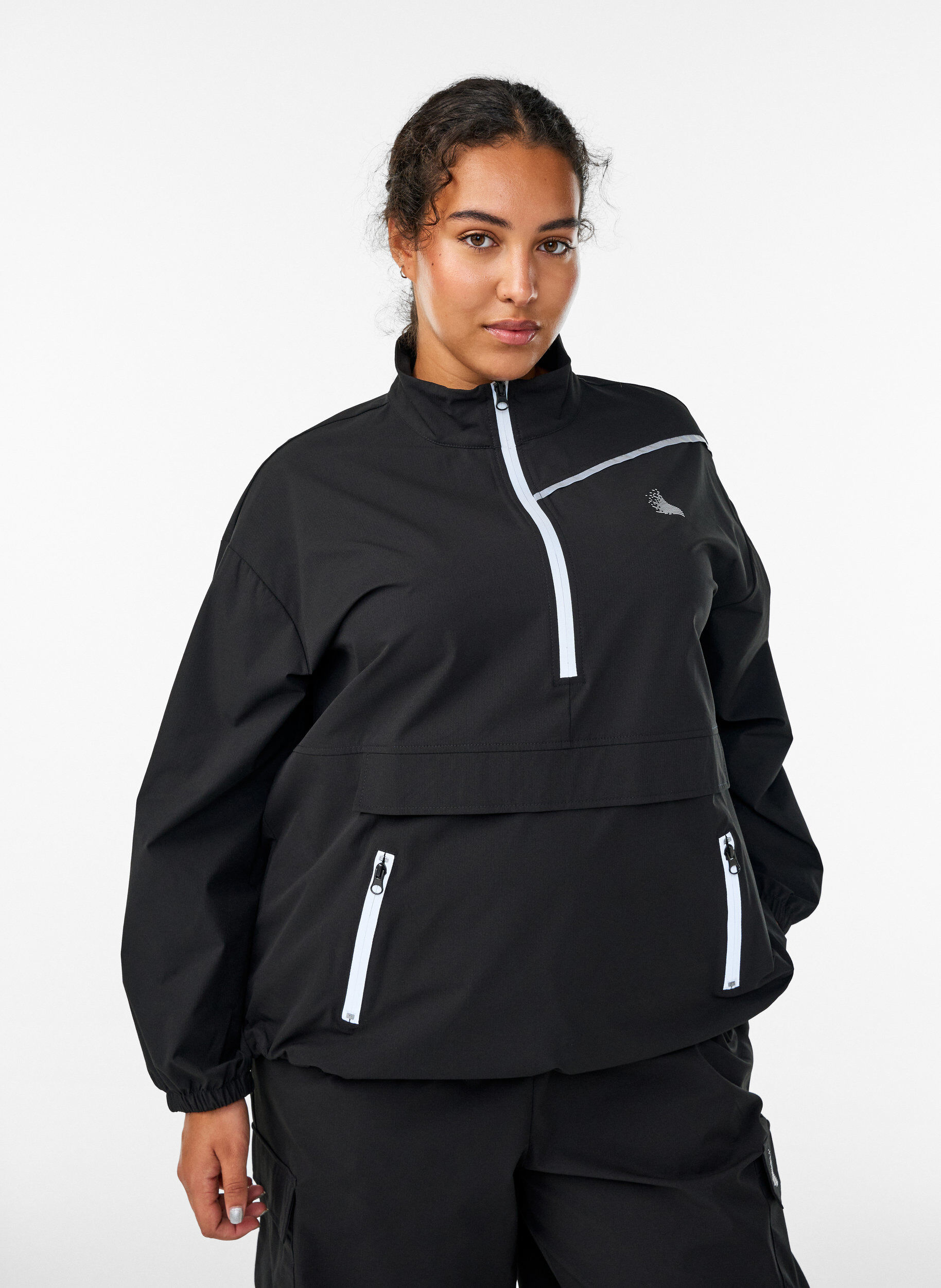 Anorak sportif avec des d&eacute;tails r&eacute;fl&eacute;chissants et des poches, Noir, Model