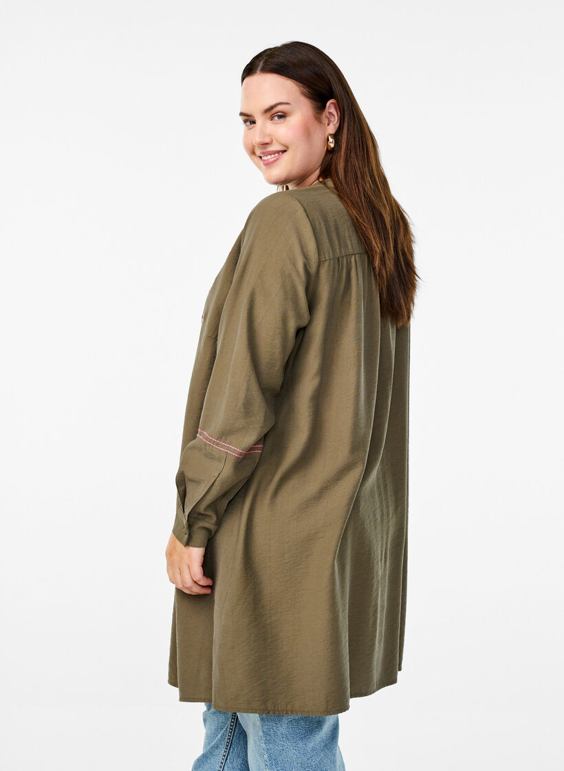 Robe courte avec broderie en contraste, Vert foncé, Model image number 2