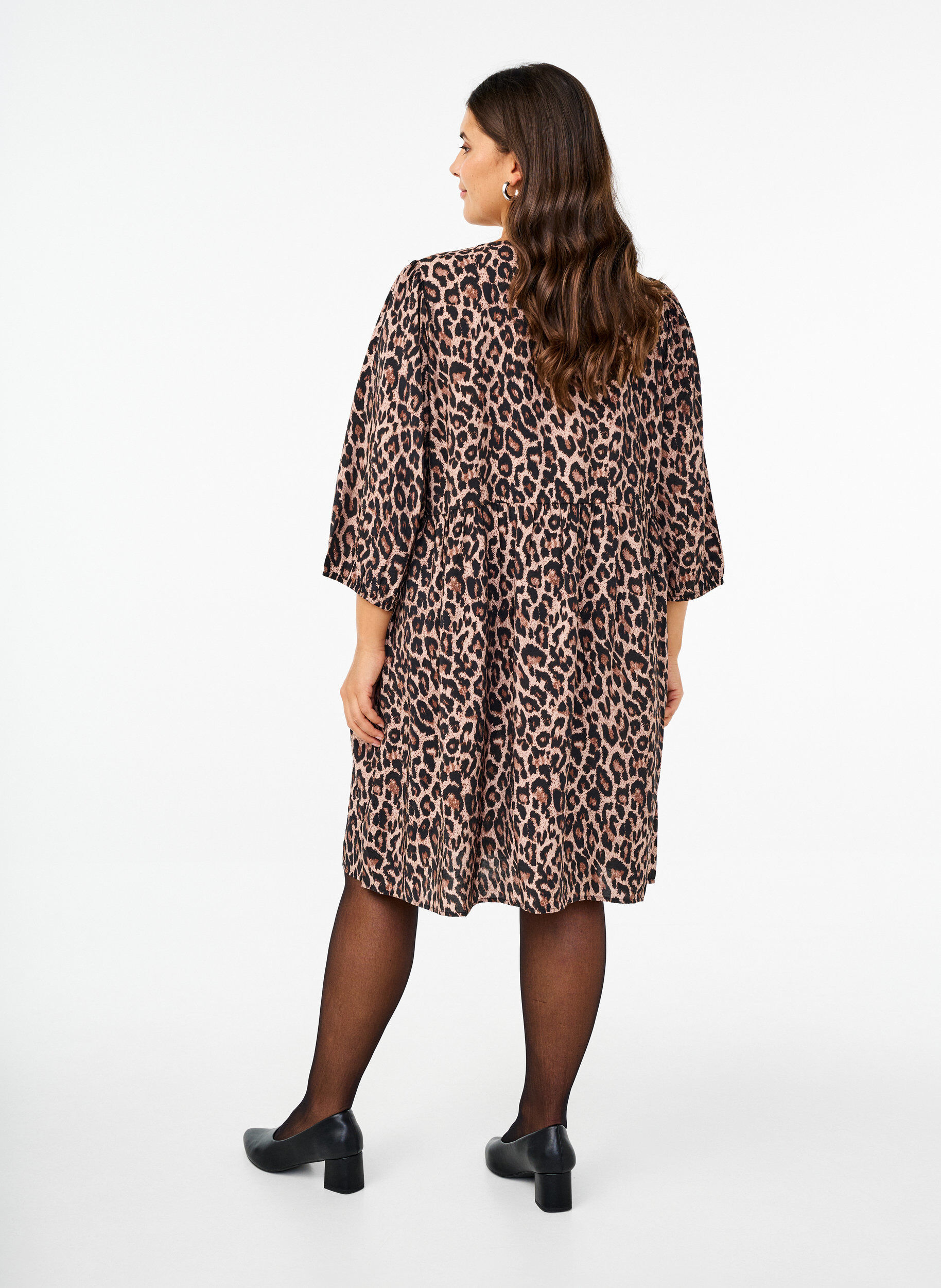 Zizzi Robe avec d&eacute;coration n&oelig;uds et manches 3/4, LEO AOP, Model image number 1