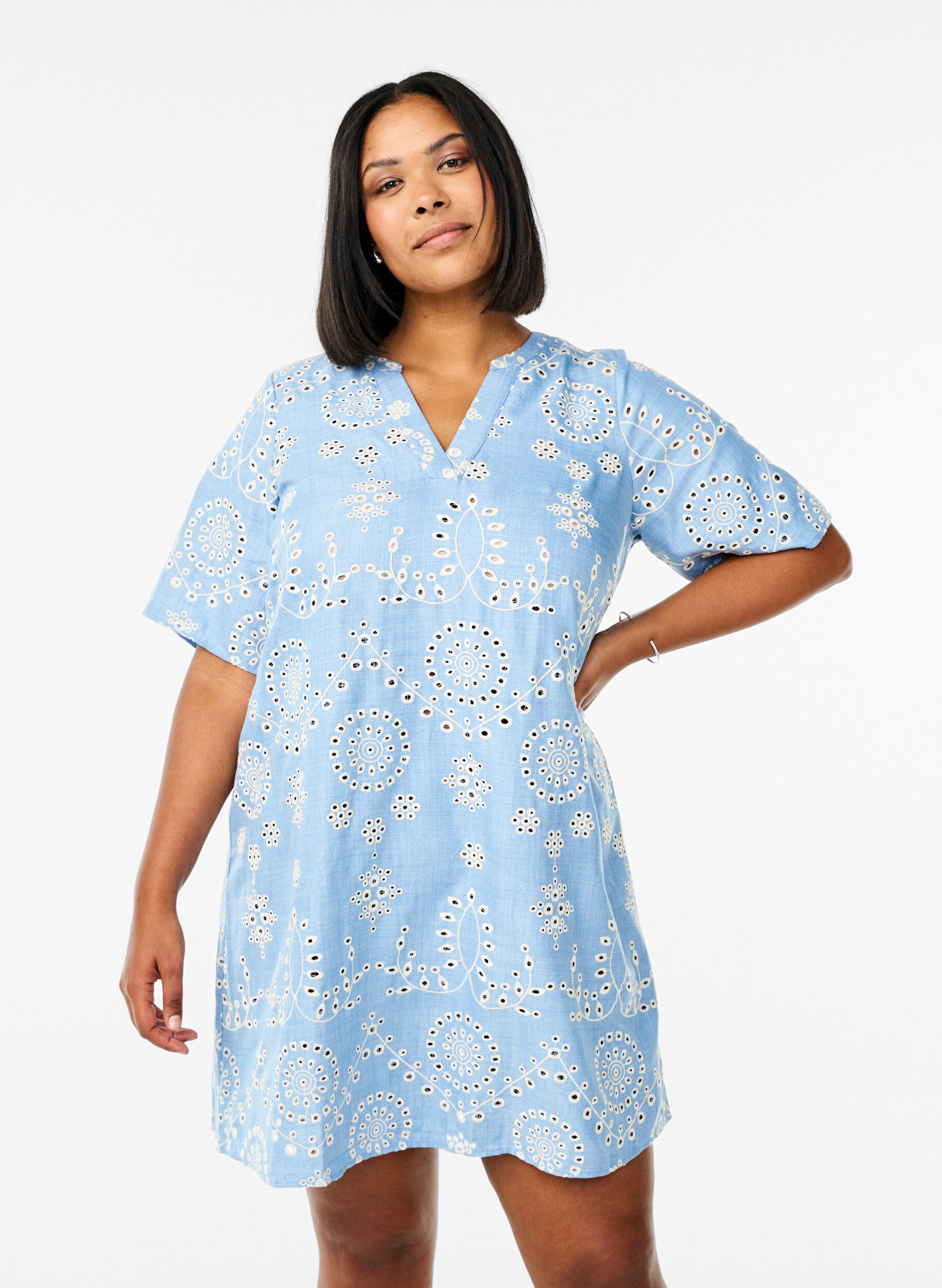 Robe courte avec motif ajour&eacute; d&eacute;coratif, Bleu, Model