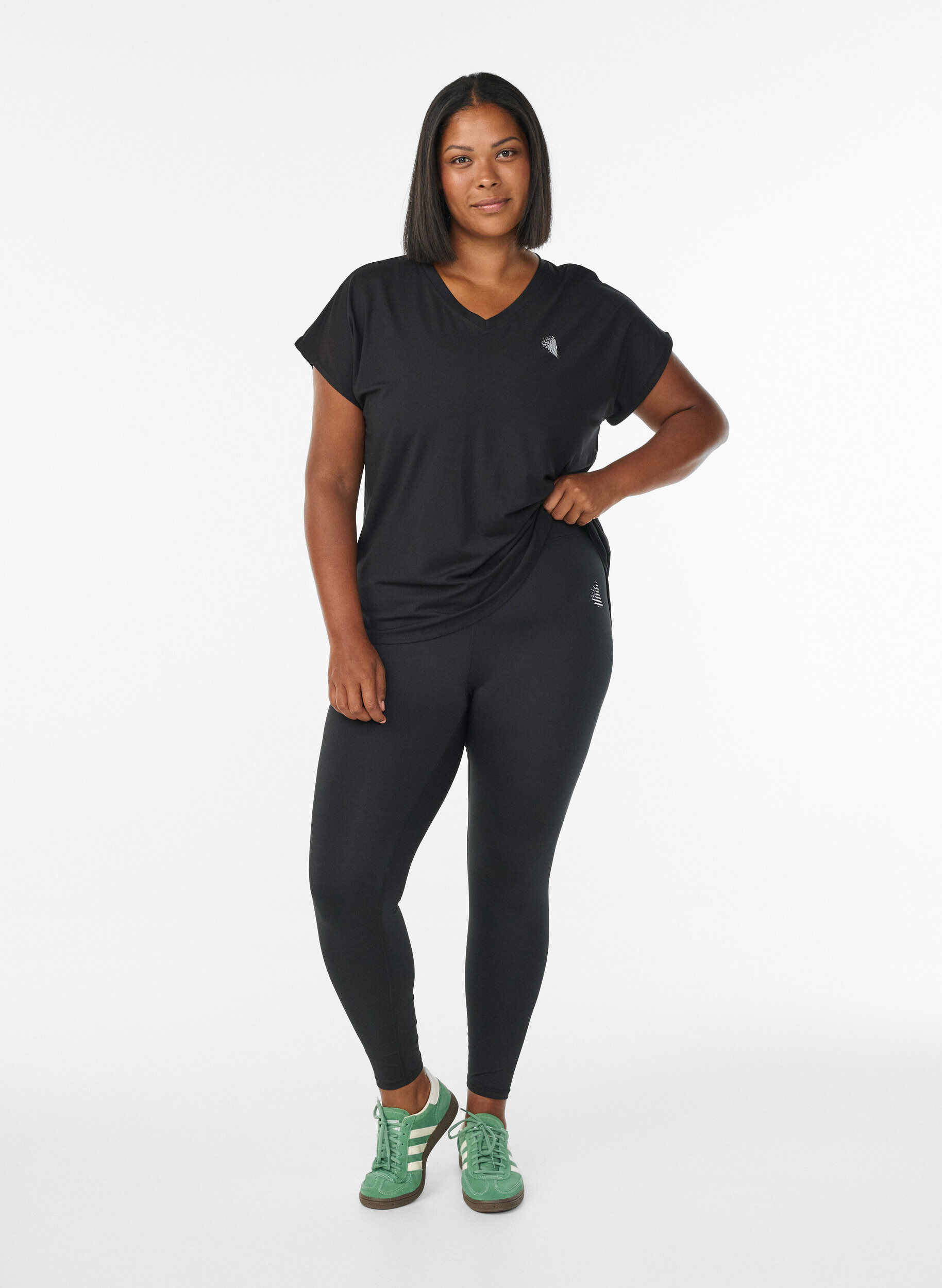 Zizzi T-shirt de sport &agrave; manches courtes avec col en V, Noir, Model image number 1