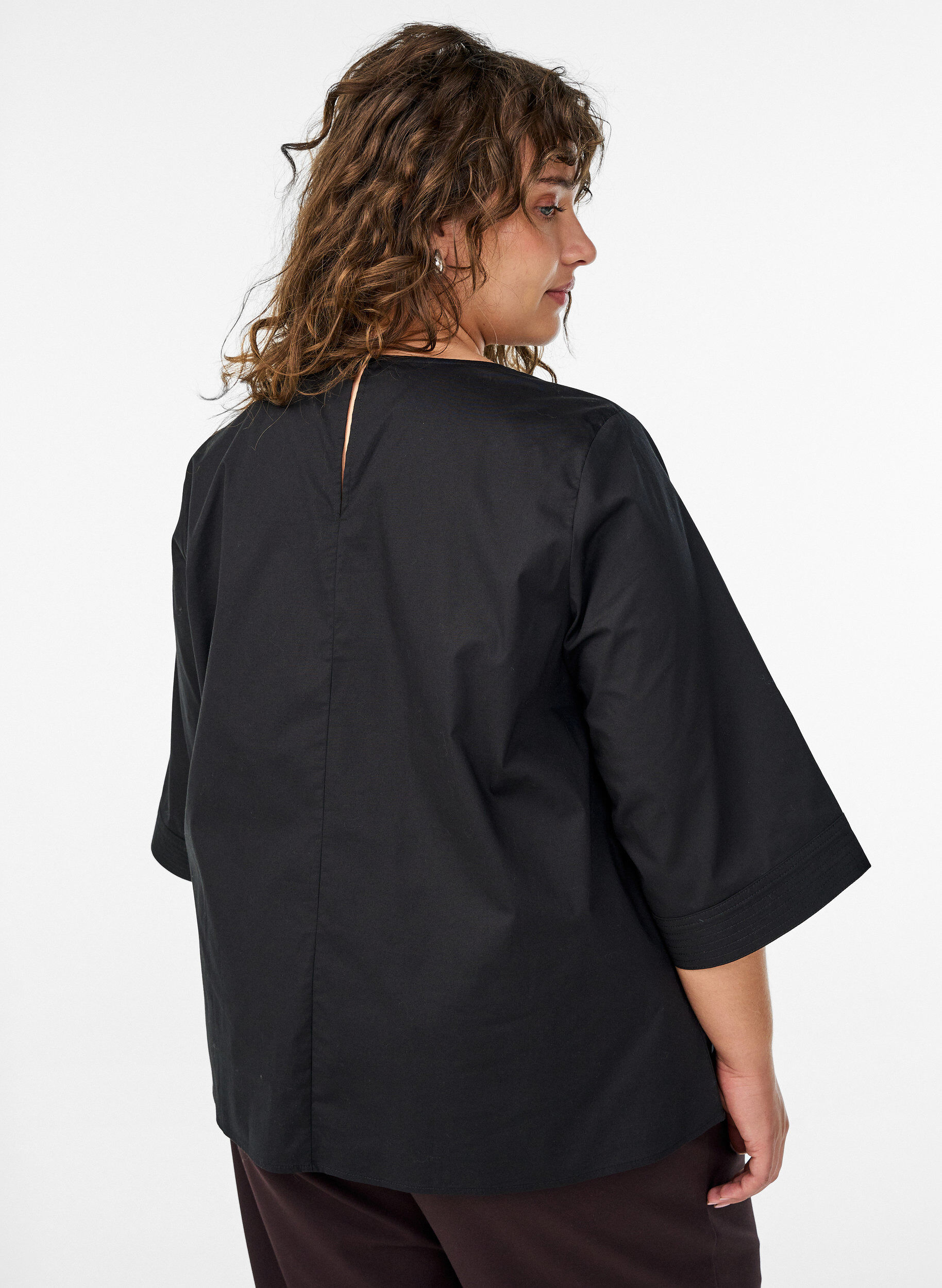 Zizzi Blouse avec surpiq&ucirc;res et manches 3/4, Noir, Model image number 2