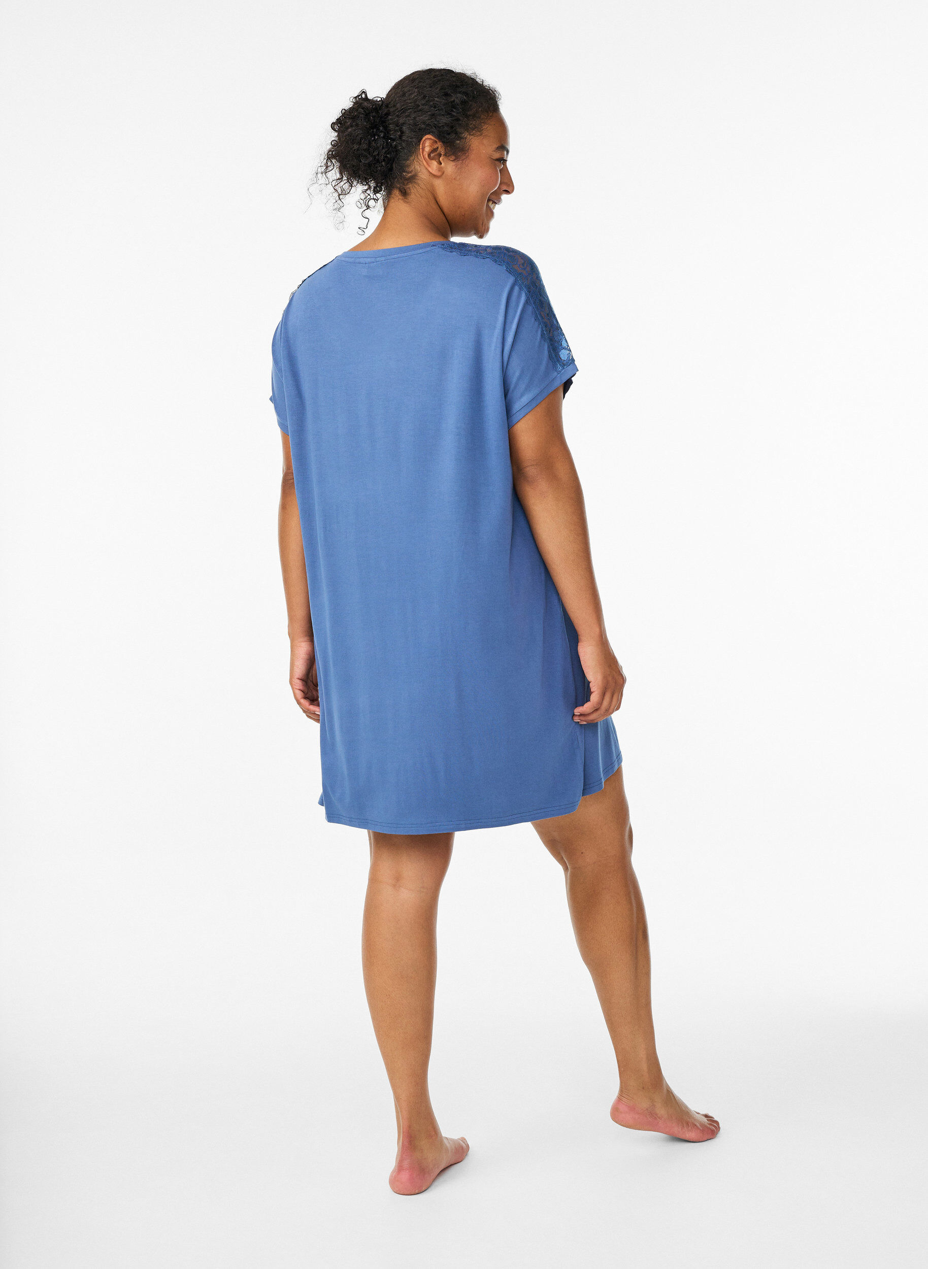 Zizzi Chemise de nuit en viscose avec dentelle, Bleu, Model image number 2