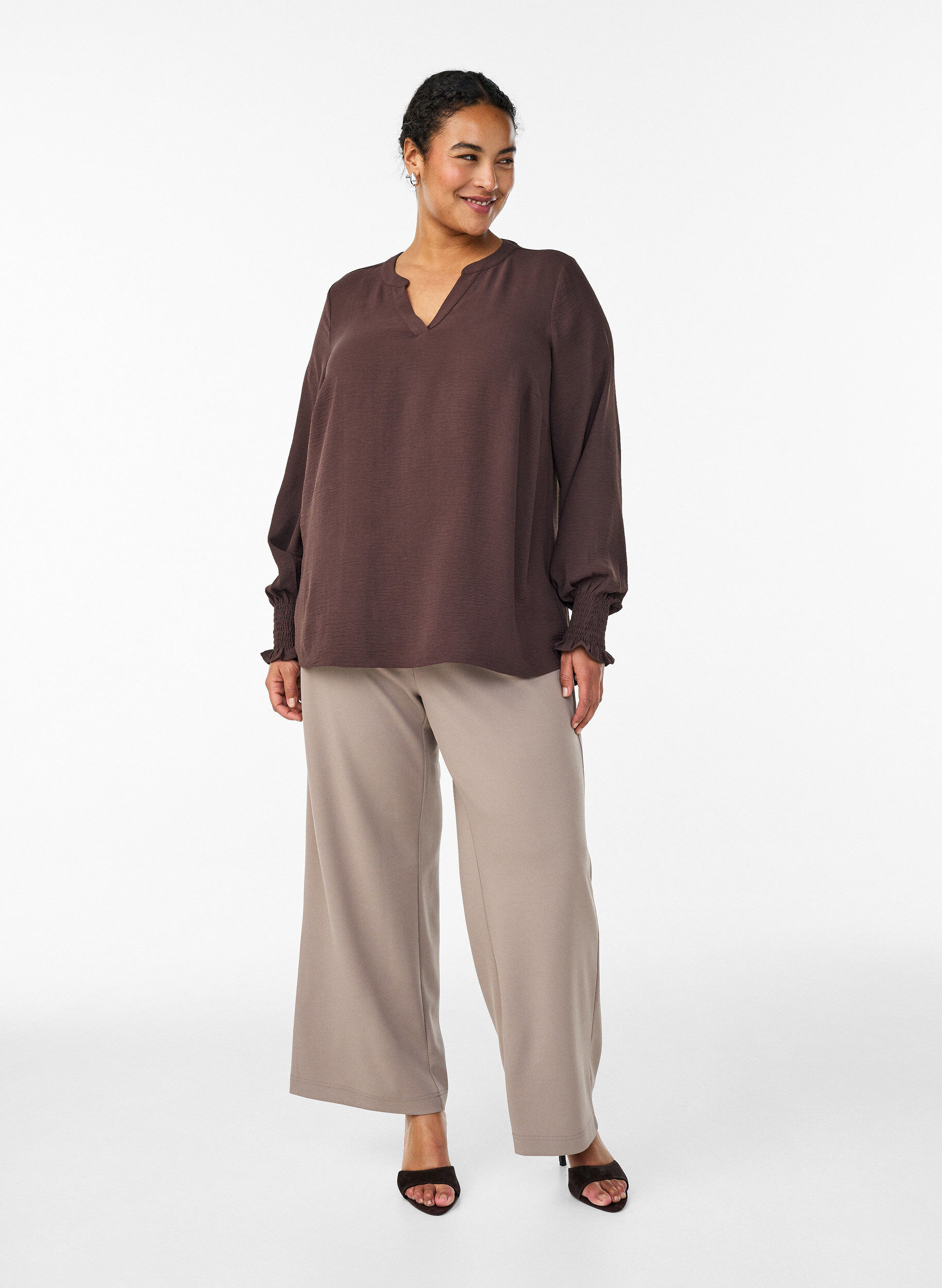 ZizziBlouse avec poignets smock&eacute;s et col en V, Marron, Model image number 1