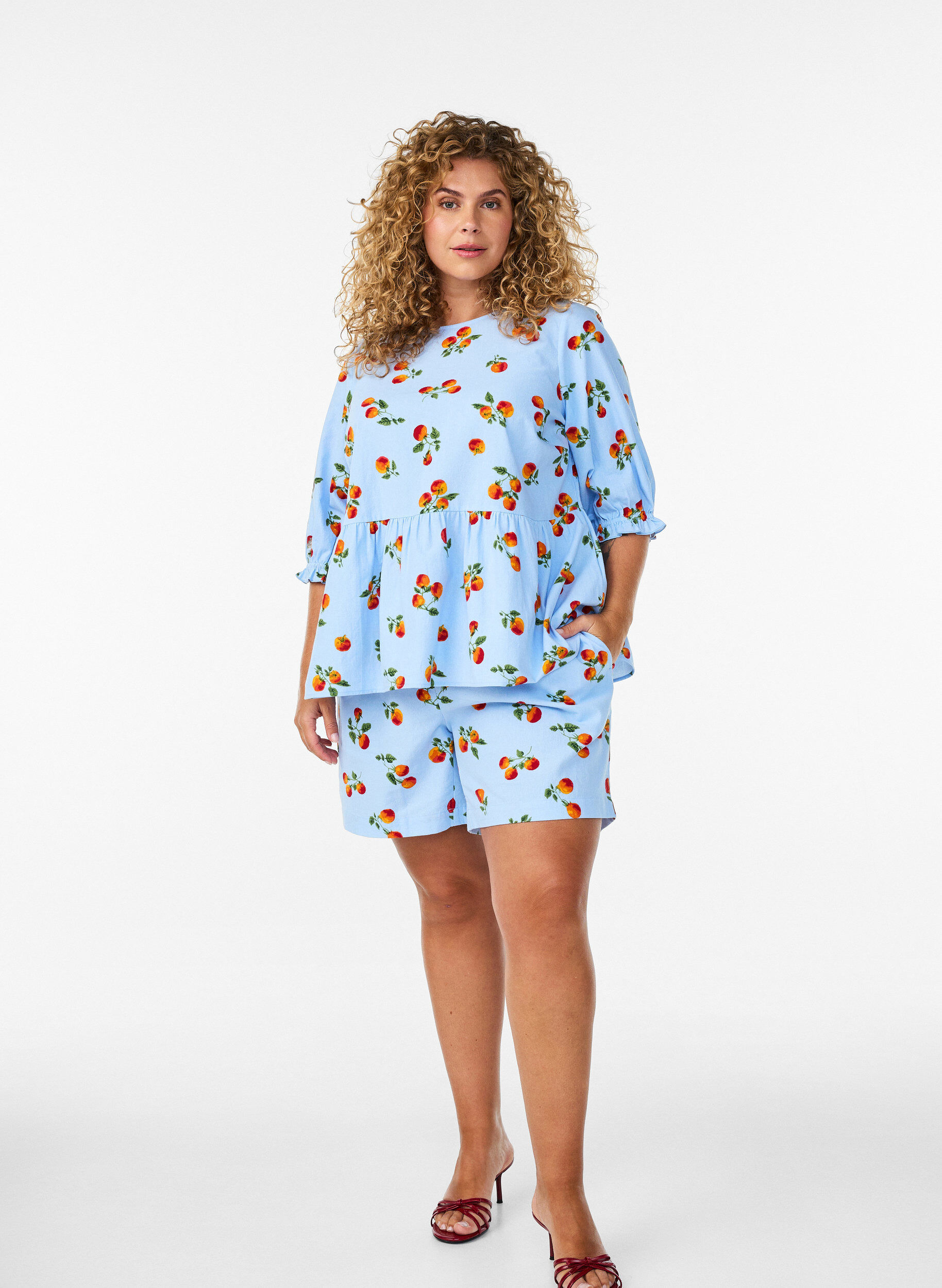 ZizziShort taille haute en coton &agrave; imprim&eacute; tomates, Bleu Clair, Model image number 1