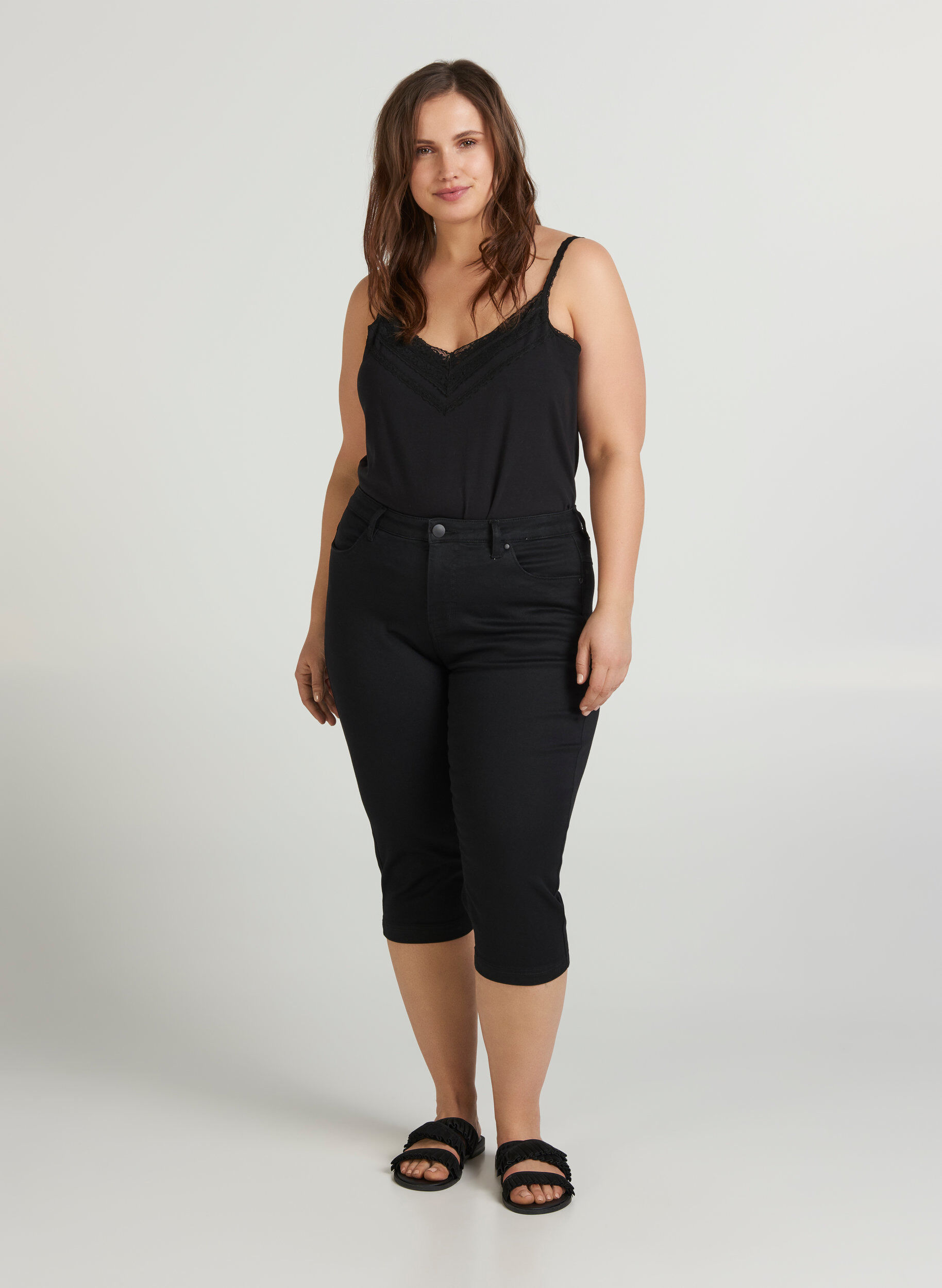 Zizzi Jean coupe slim Emily capri, Noir, Model image number 1