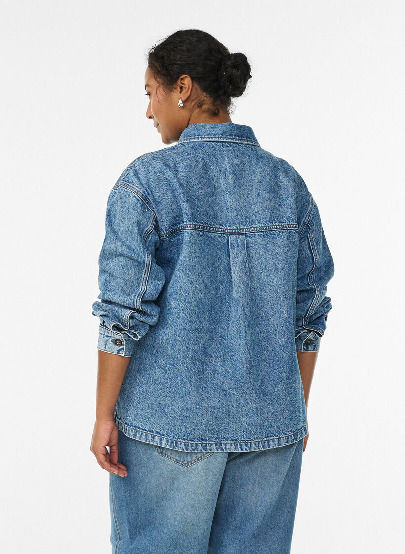 Chemise en jean avec demi-patte de boutonnage et poches poitrine, Bleu Clair, Model