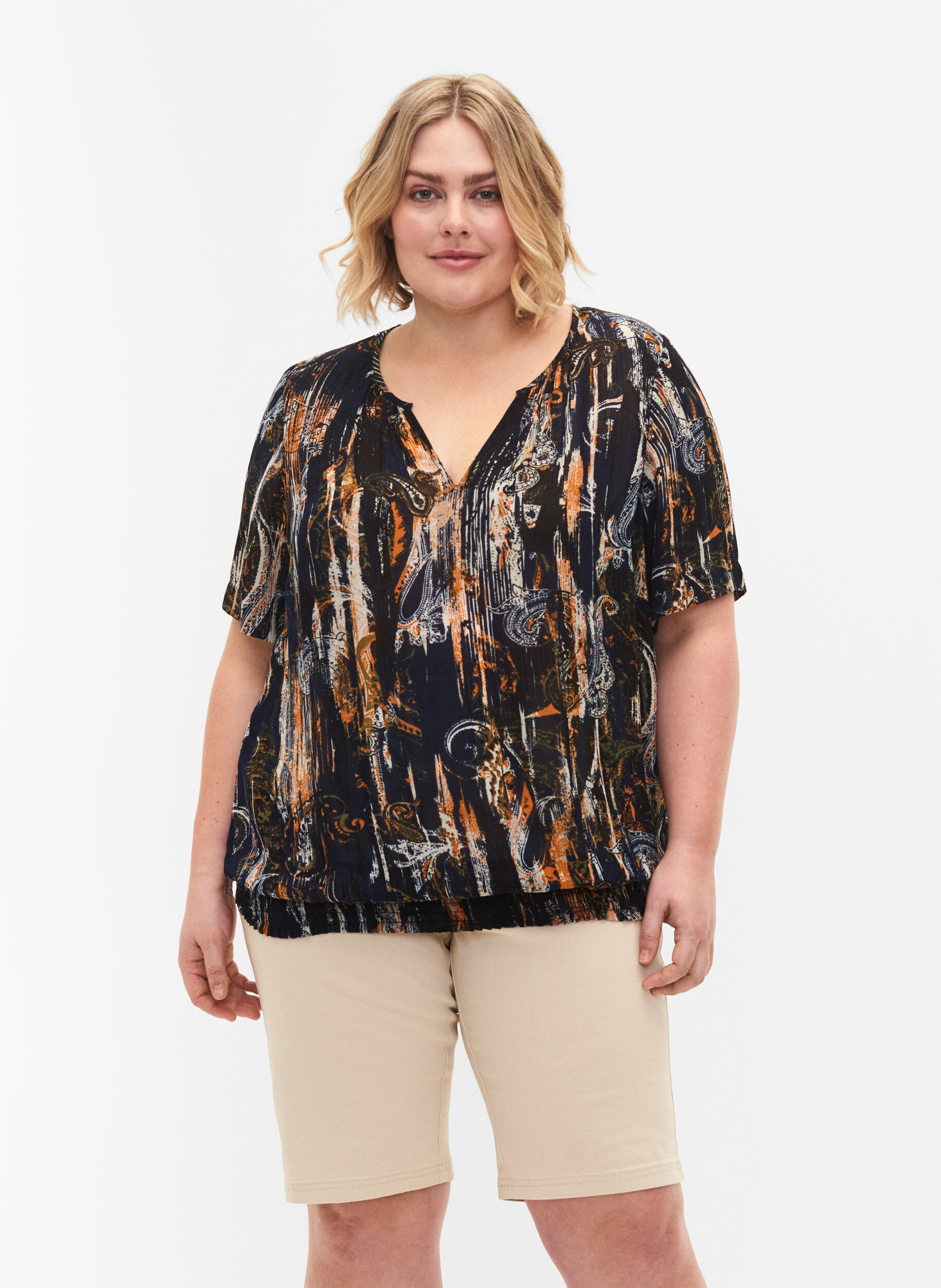 Zizzi Short moulant avec poches arri&egrave;re, Fog, Model image number 0