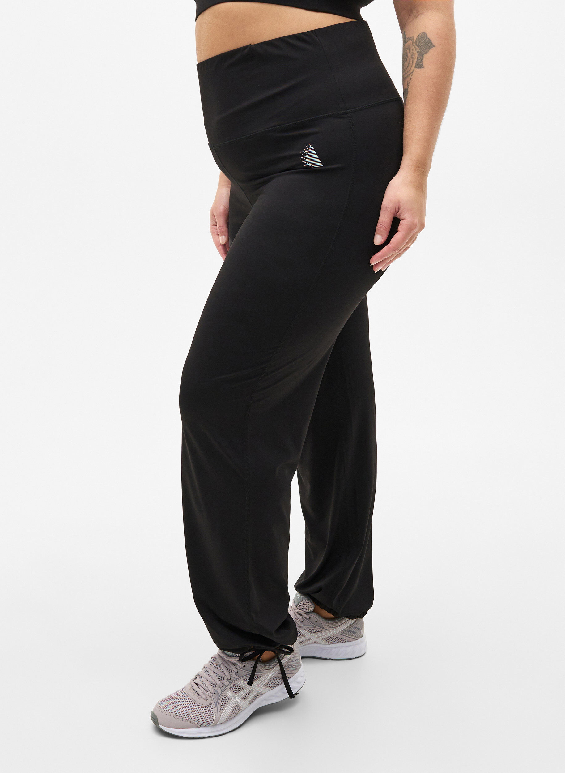 Zizzi Pantalons de surv&ecirc;tement amples avec cordon, Black, Model image number 0