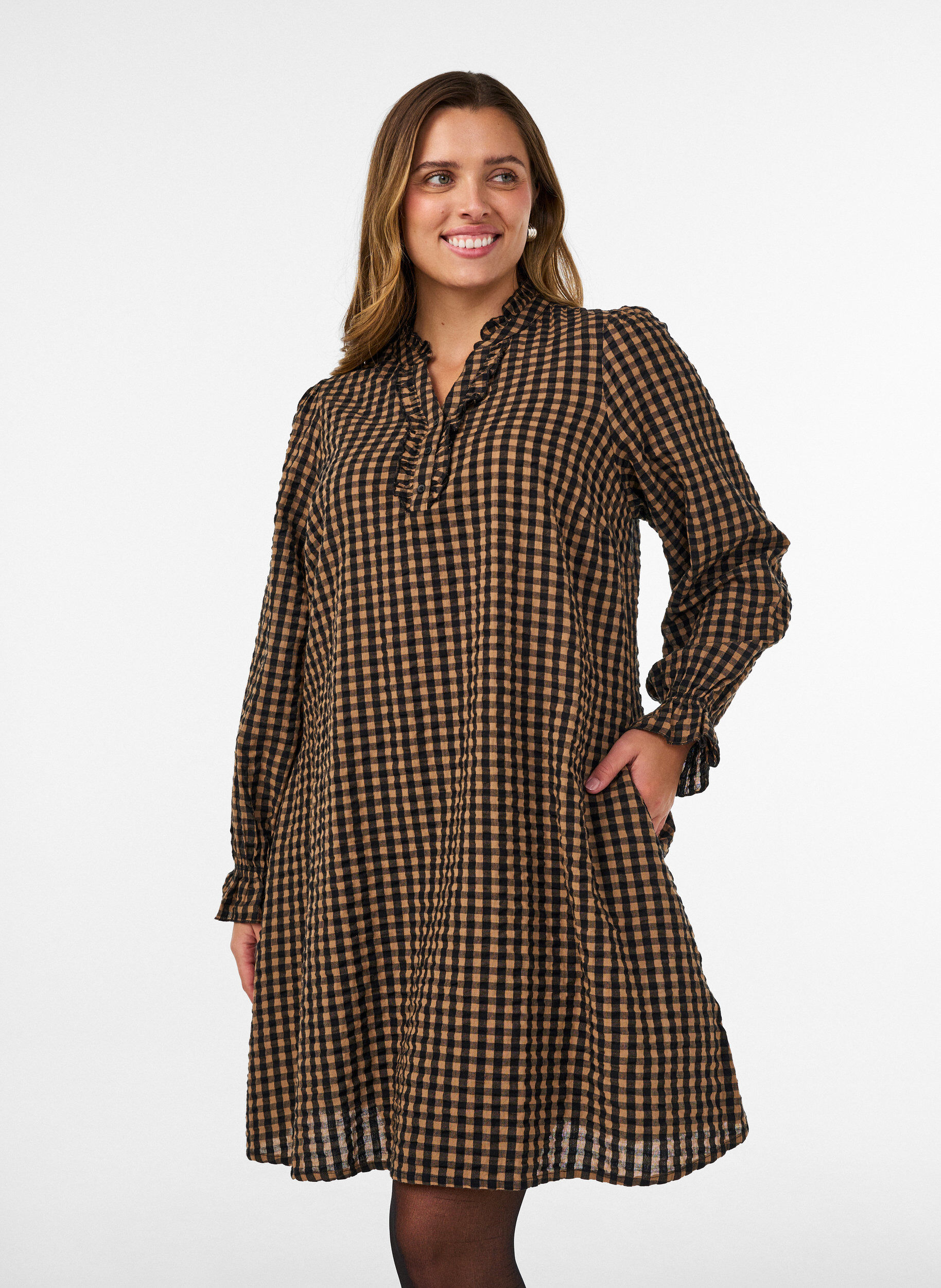Robe &agrave; carreaux en coton avec volants, Marron, Model