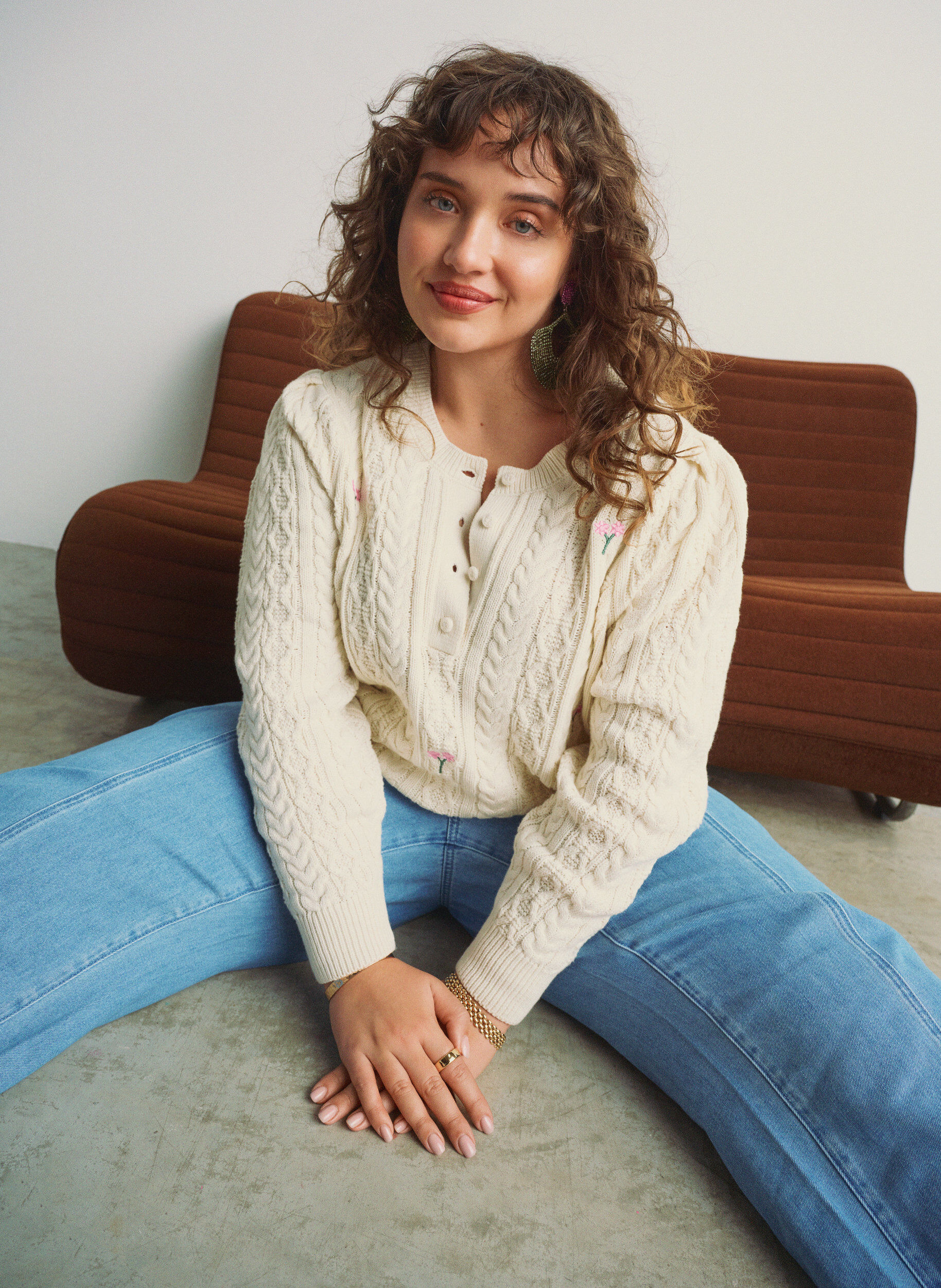 Zizzi Blouse en maille avec motif torsad&eacute; et fleurs brod&eacute;es, Blanc, Image image number 0