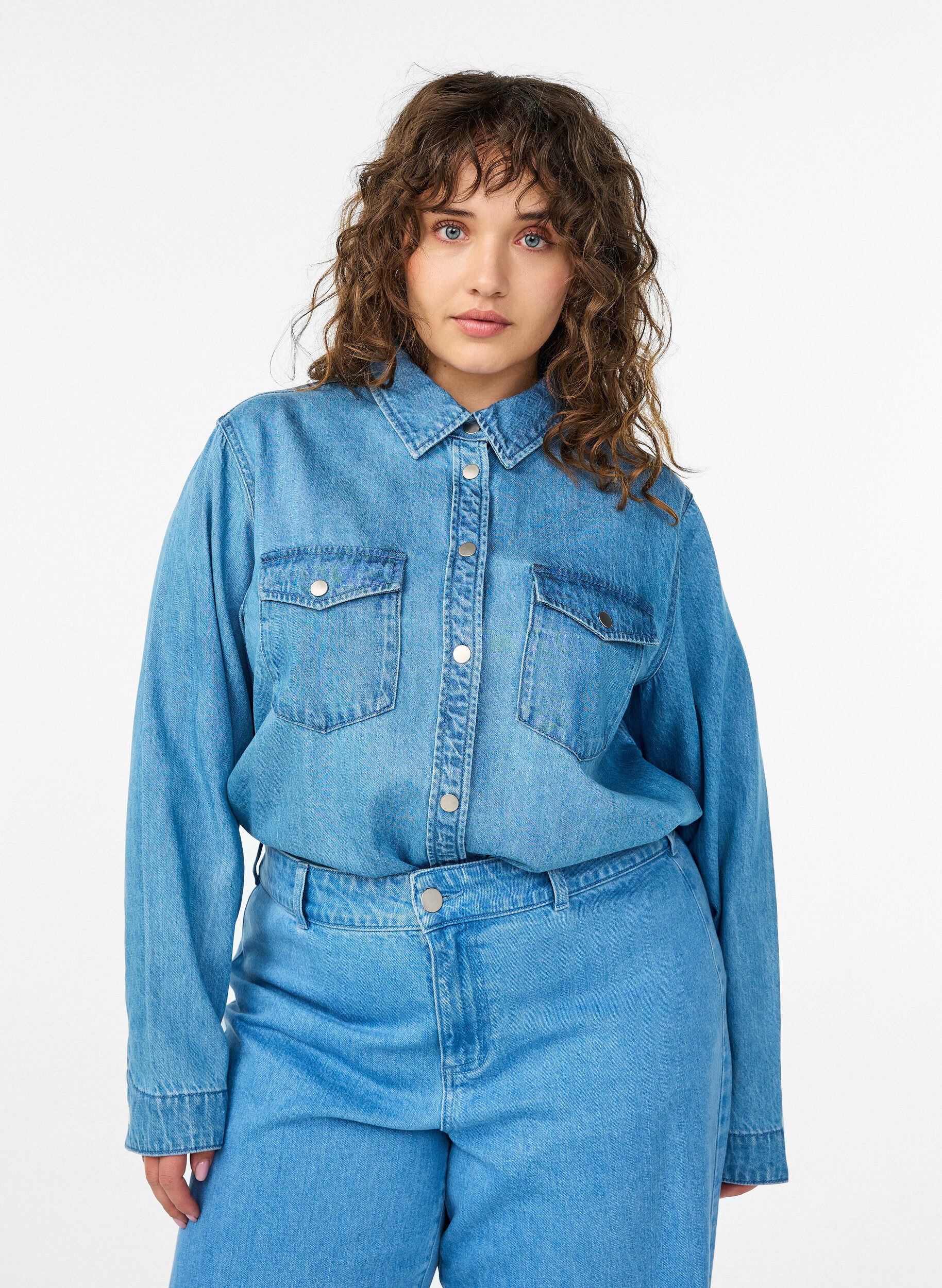 Chemise en jean avec poches poitrine, Bleu, Model