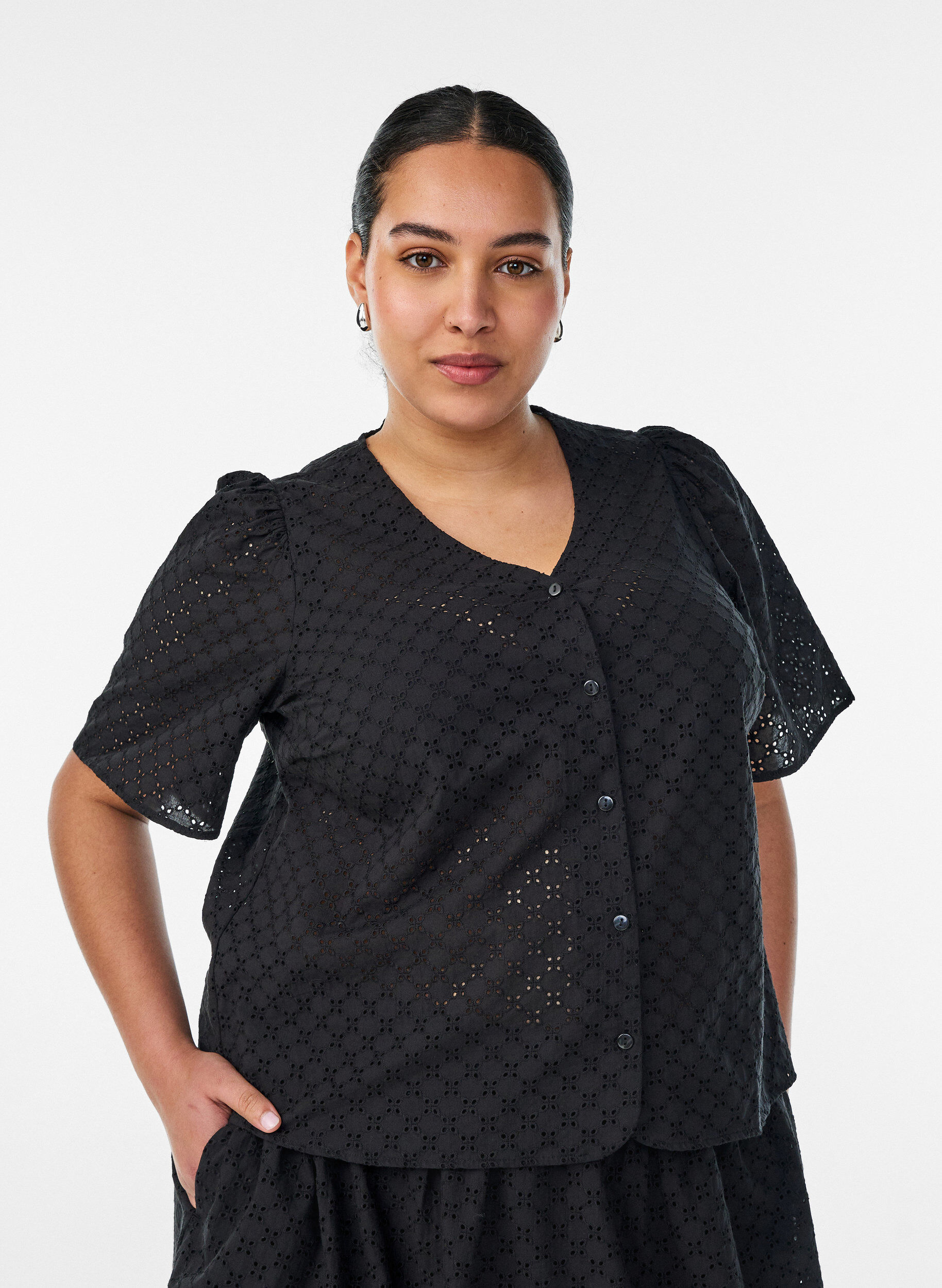 ZizziBlouse en broderie anglaise avec fermeture boutonn&eacute;e, Noir, Model image number 0