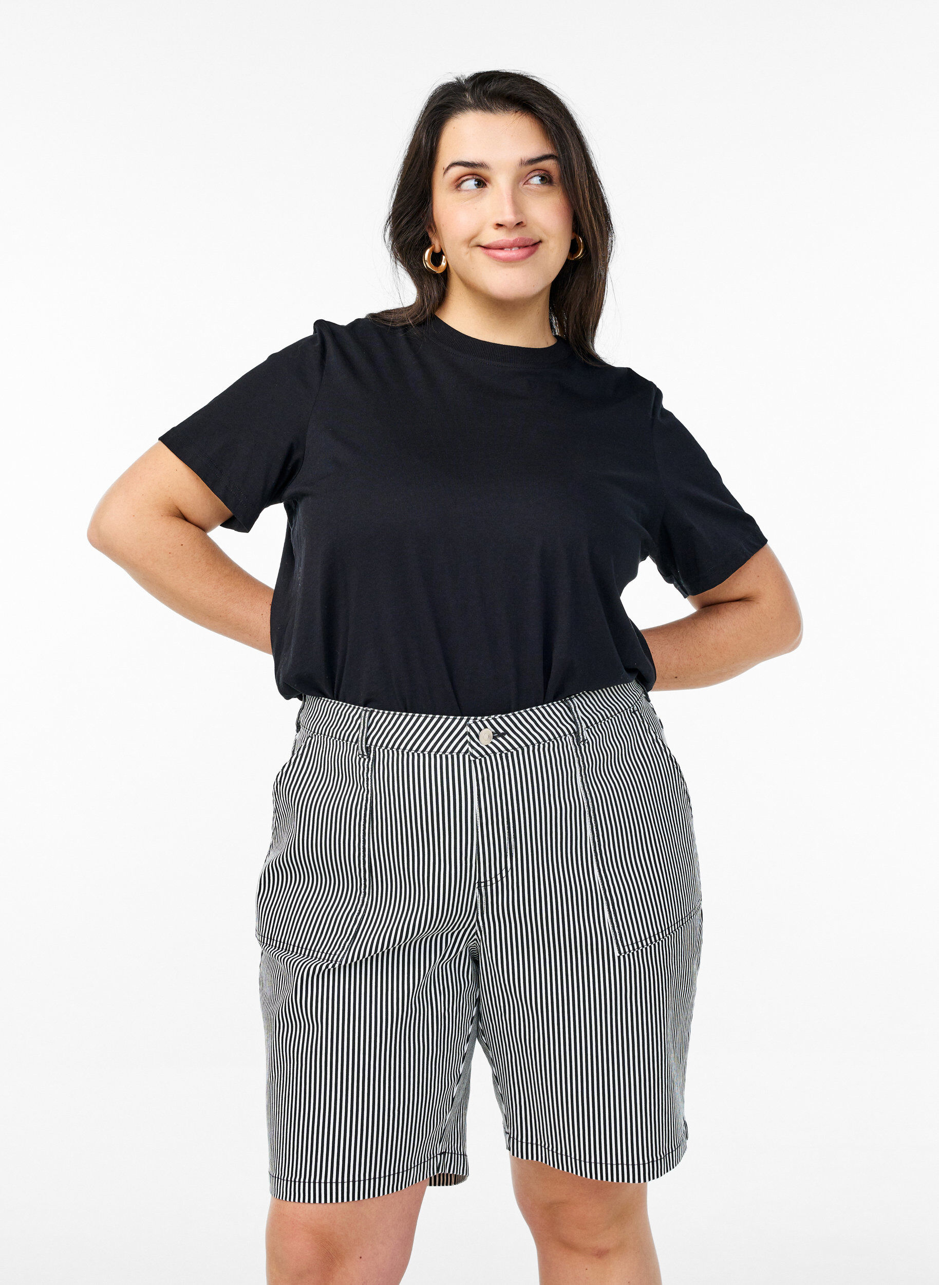 Zizzi Bermuda ray&eacute; &agrave; taille haute, Noir, Model image number 0