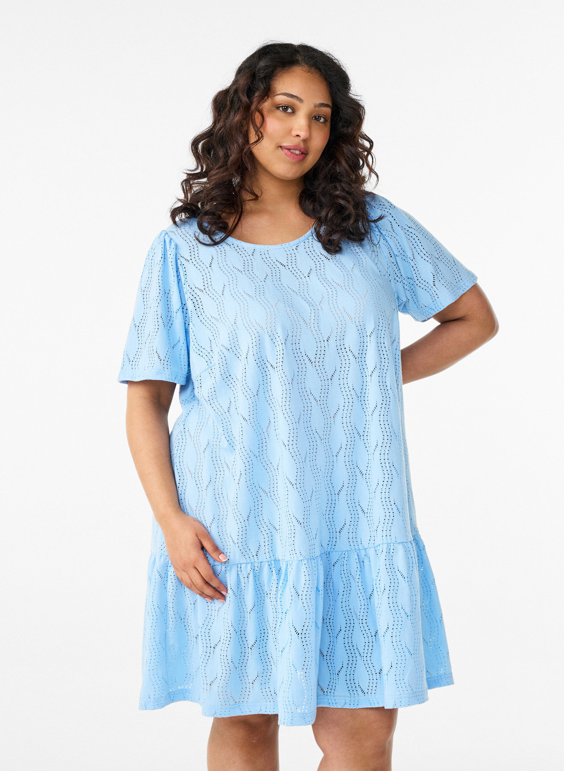 Robe courte en jersey avec broderie ajour&eacute;e, Bleu Clair, Model