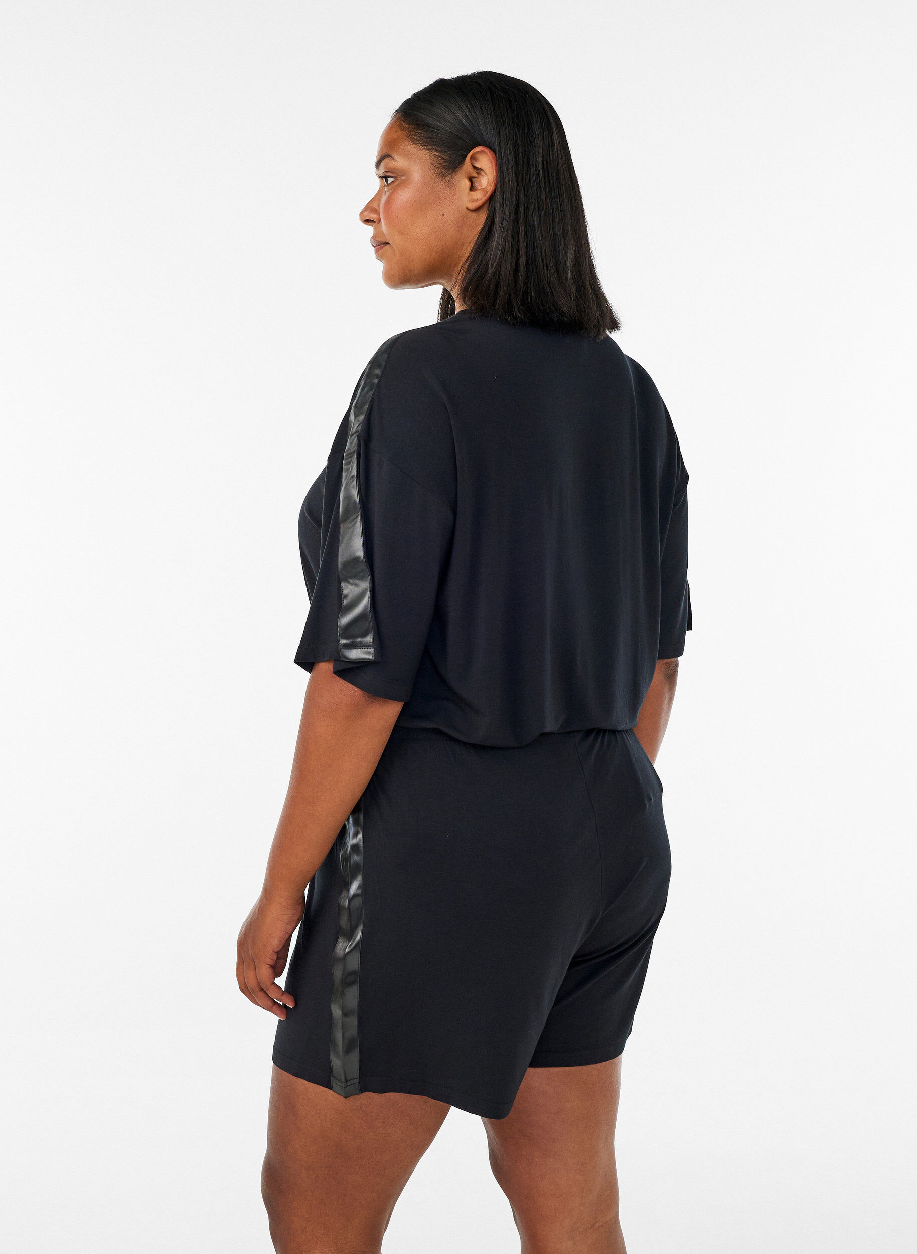 ZizziShort de pyjama en modal avec bande contrastante, Noir, Model image number 2