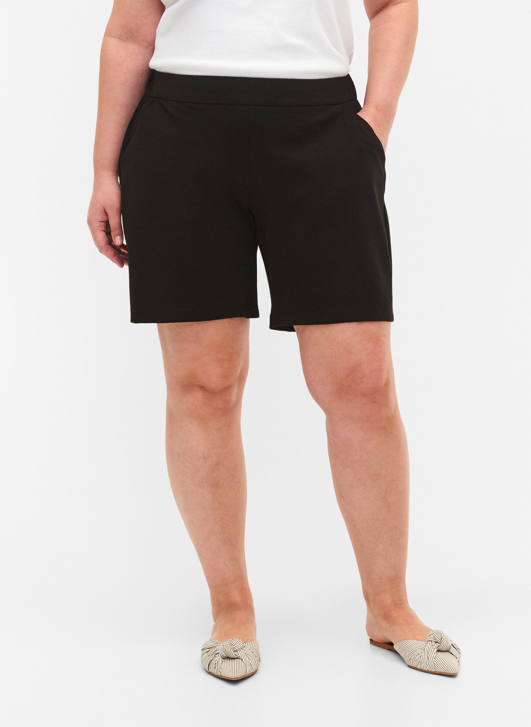 Zizzi Short Maddison, coupe r&eacute;guli&egrave;re, Black, Model image number 2
