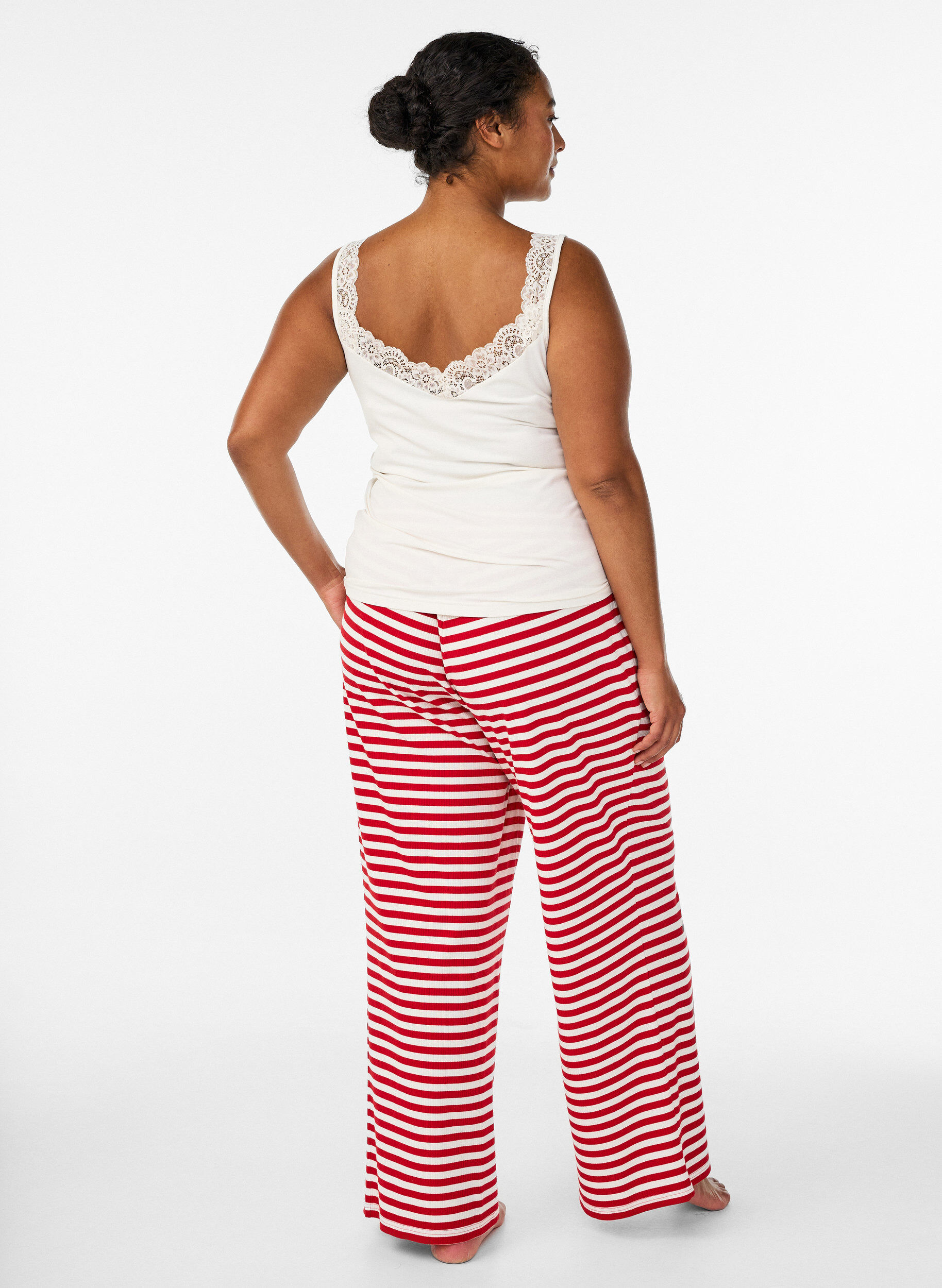 Zizzi Pantalon de pyjama ray&eacute; &agrave; taille haute et coupe ample, Rouge, Model image number 1