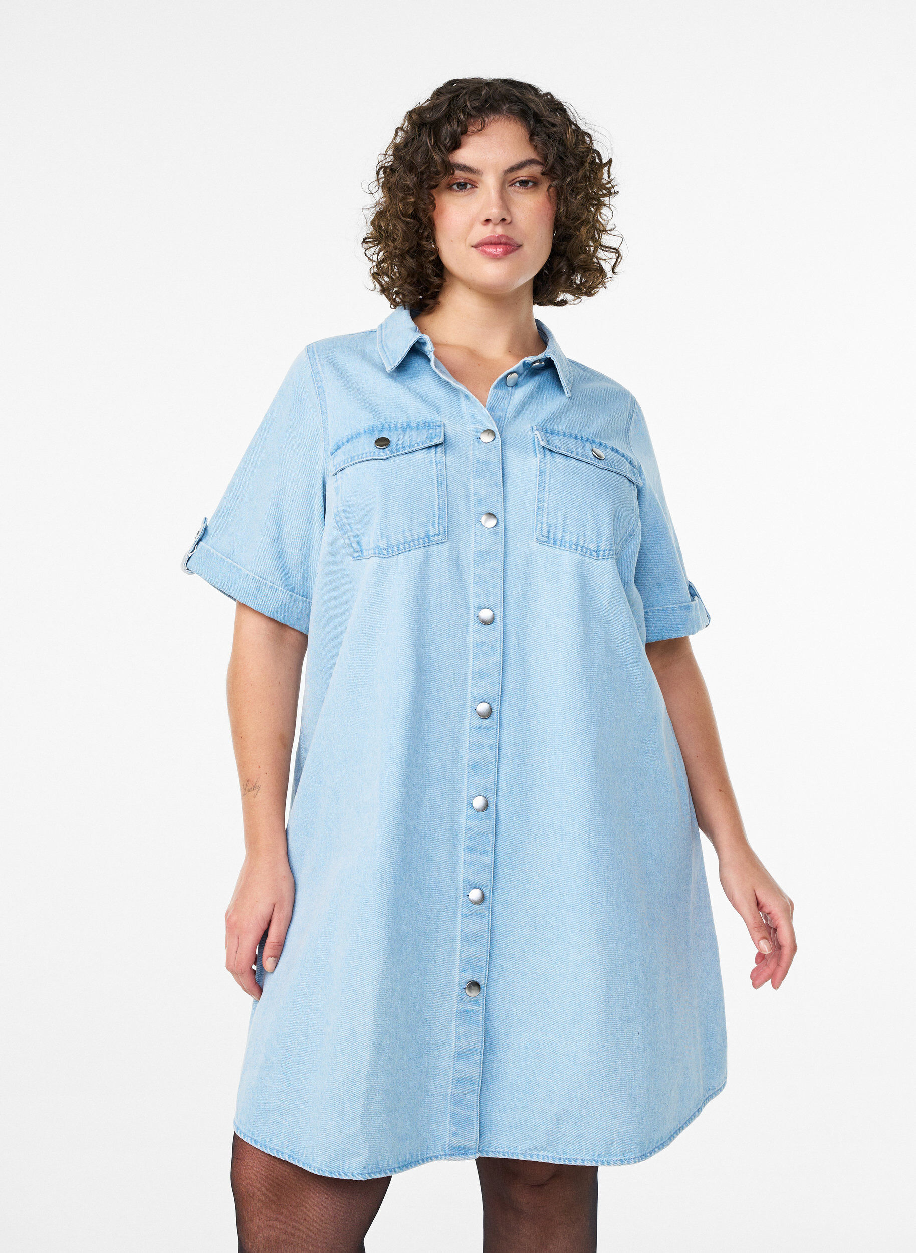Zizzi Robe en denim avec manches courtes et boutons, Bleu Clair, Model image number 0