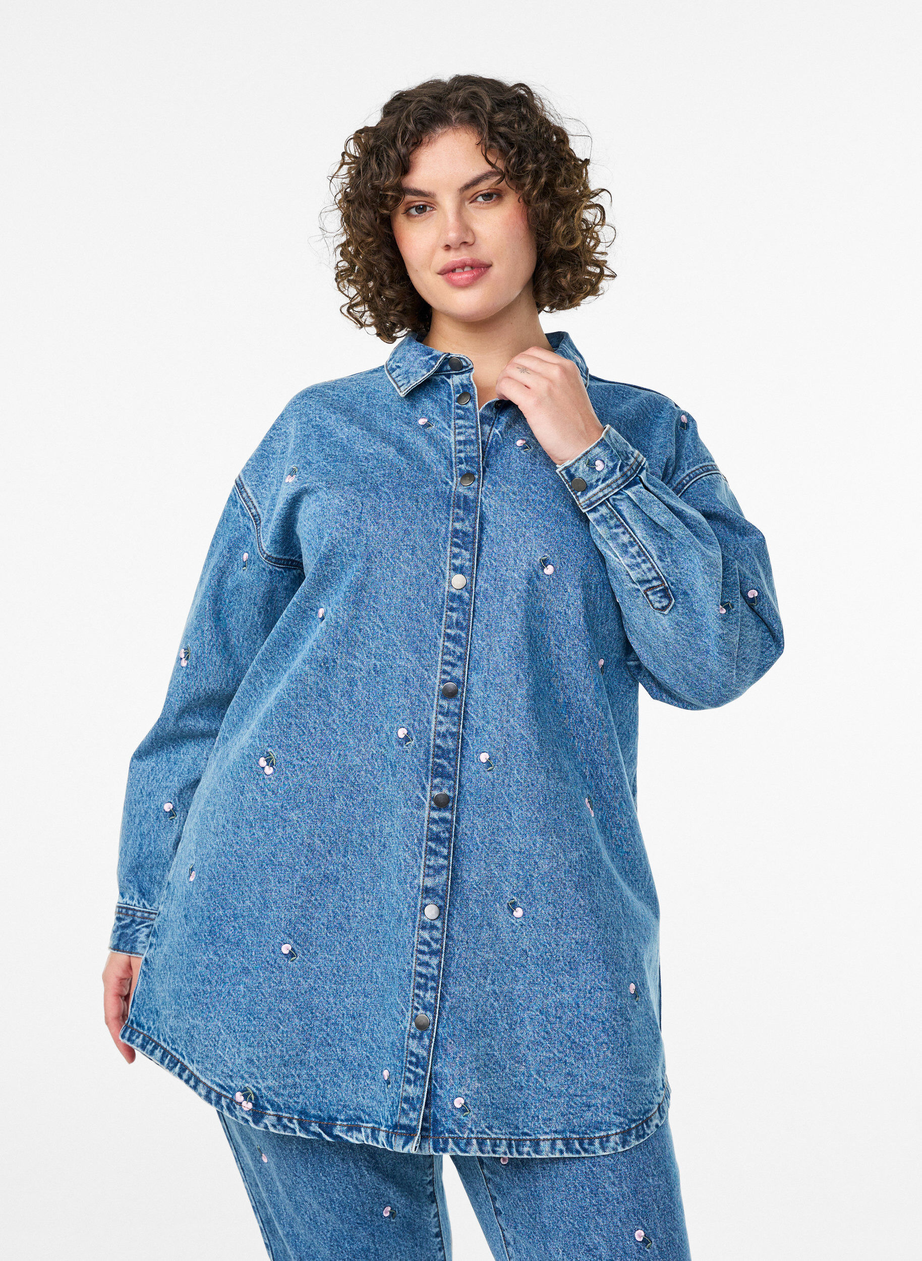 Chemise en jean avec motifs brod&eacute;s, Bleu Clair, Model