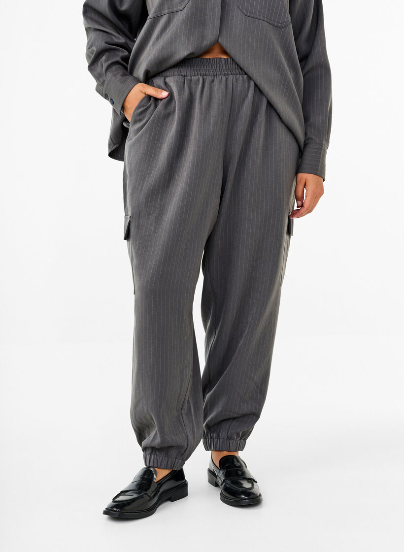 Pantalon avec poches cargo et taille élastiquée, Gris anthracite, Model image number 2