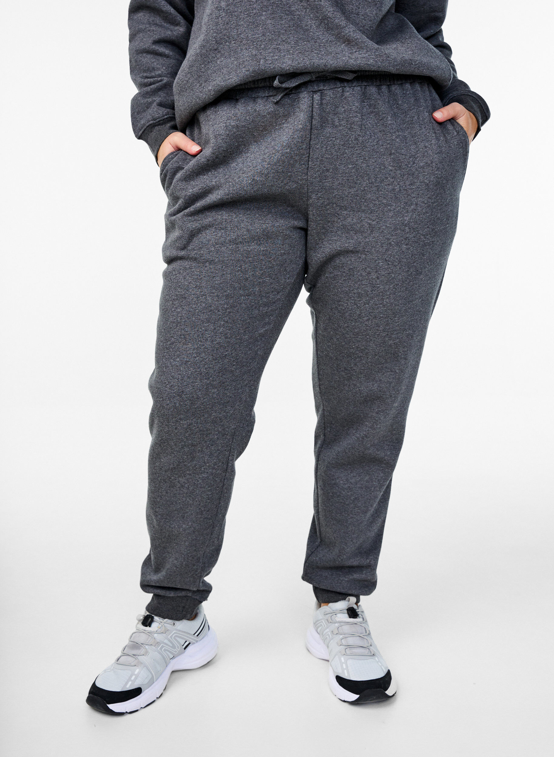 Zizzi Joggers taille haute, Gris anthracite, Model image number 2
