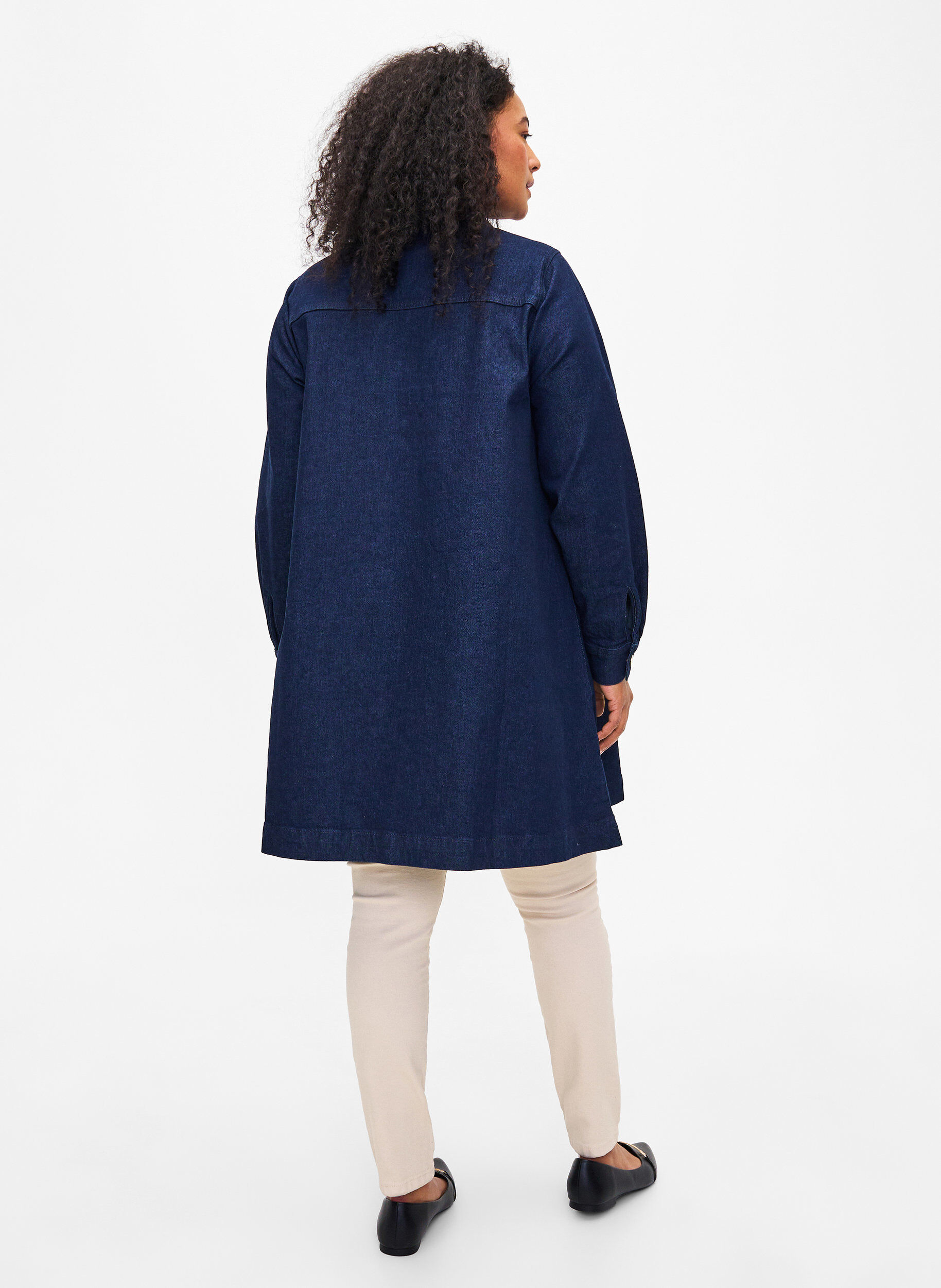 Zizzi Robe en jean coupe trap&egrave;ze avec des boutons, Dark Blue Denim, Model image number 1