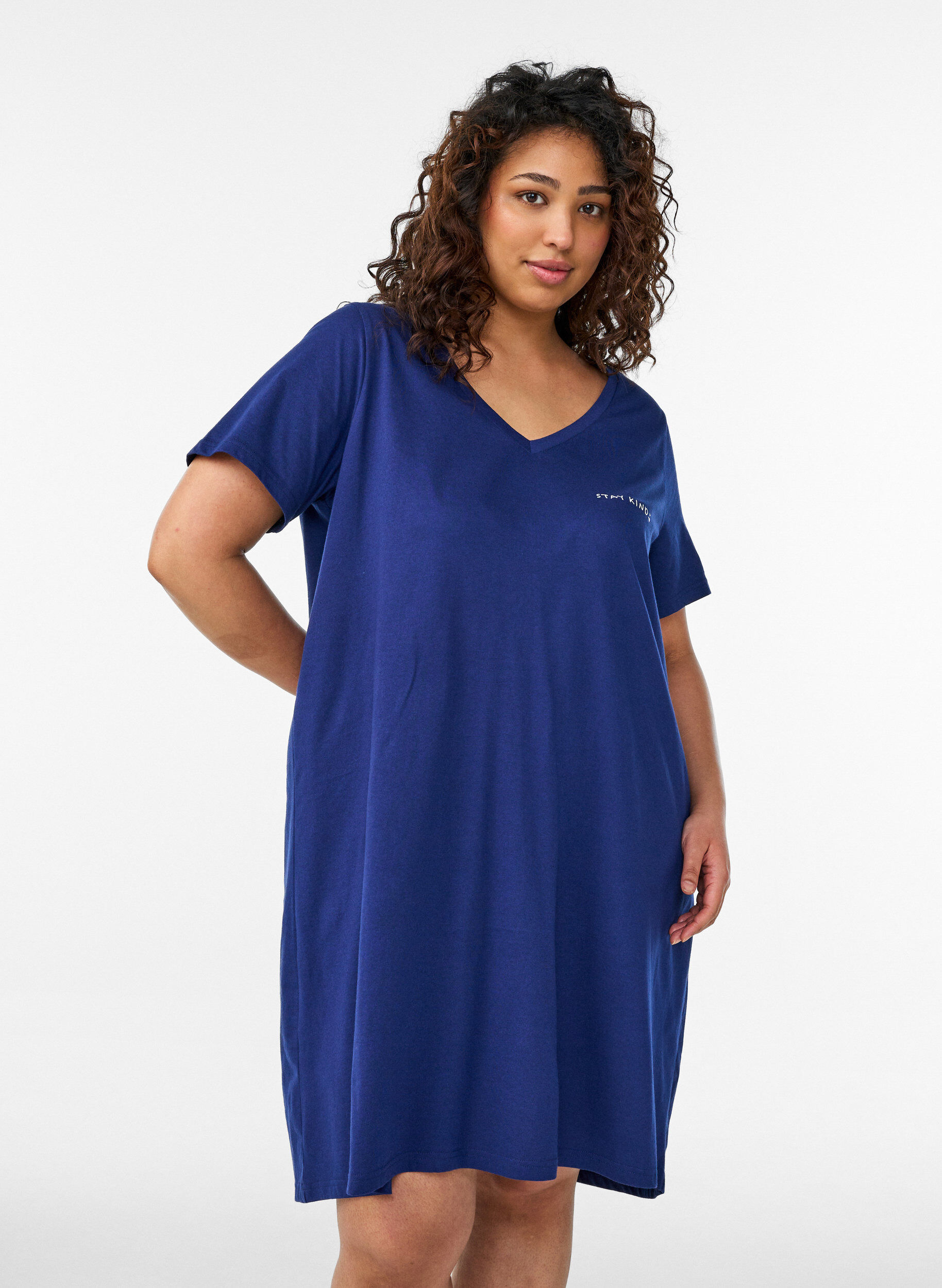 Chemise de nuit en coton biologique et &agrave; col en V, Bleu, Model