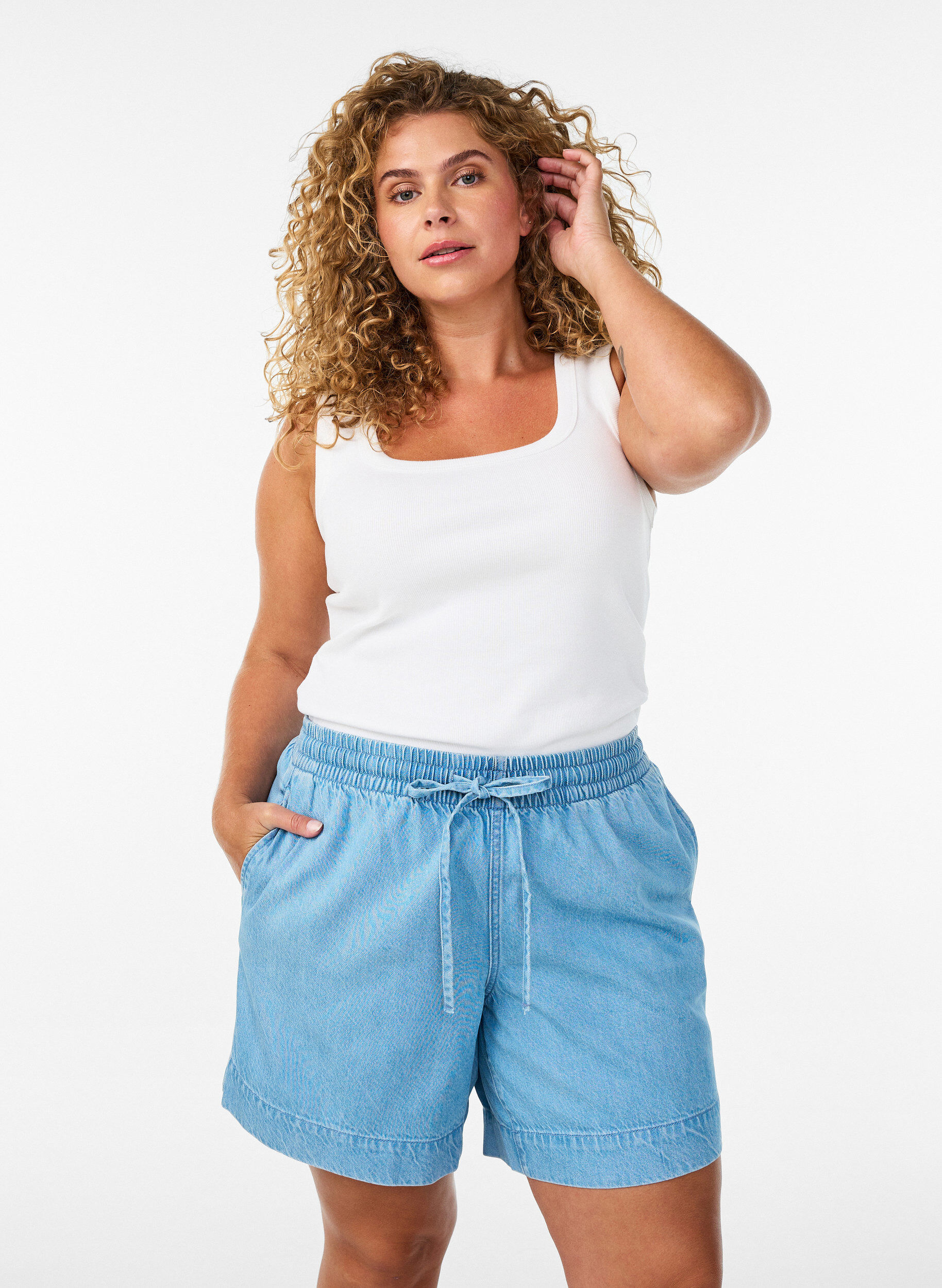 ZizziShort aspect denim avec taille &eacute;lastiqu&eacute;e et cordon de serrage, Bleu Clair, Model image number 0