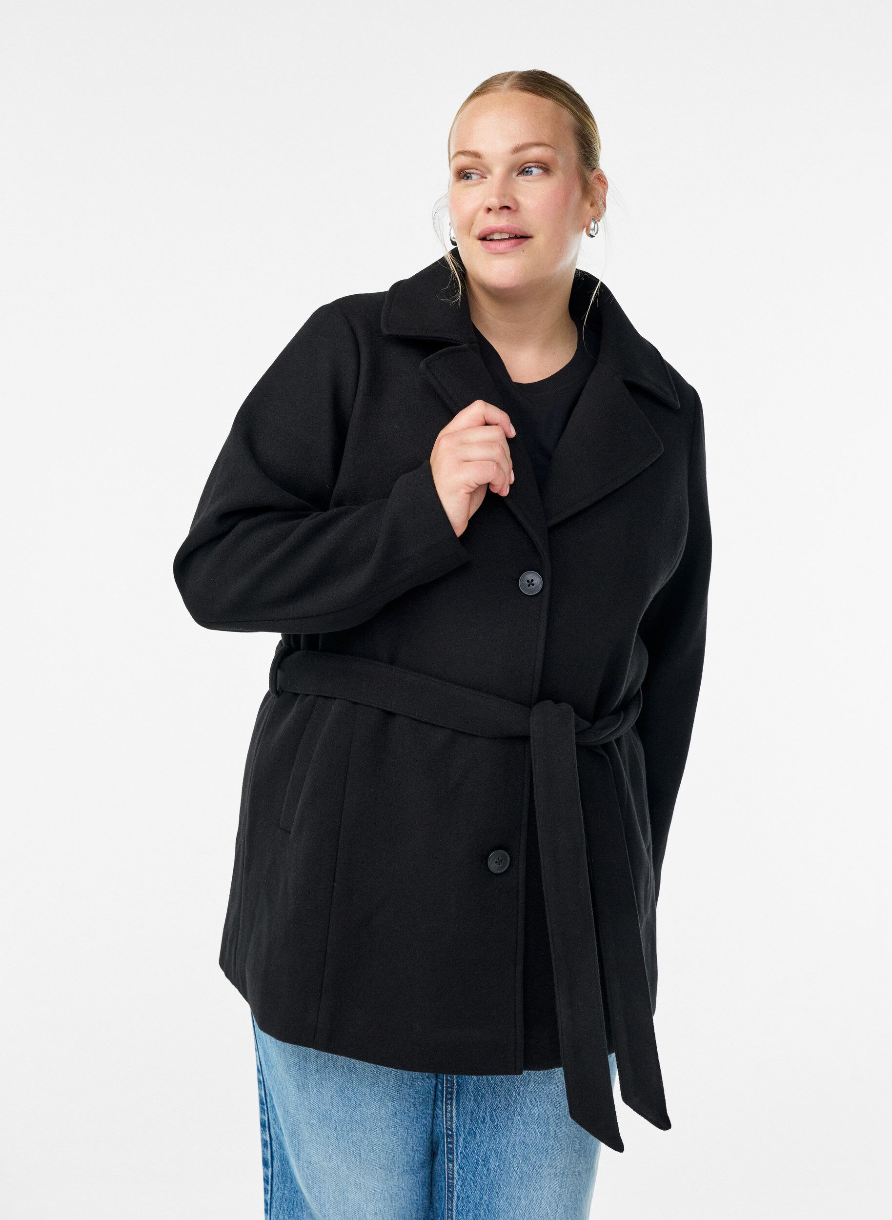 Manteau court avec une ceinture, Noir, Model