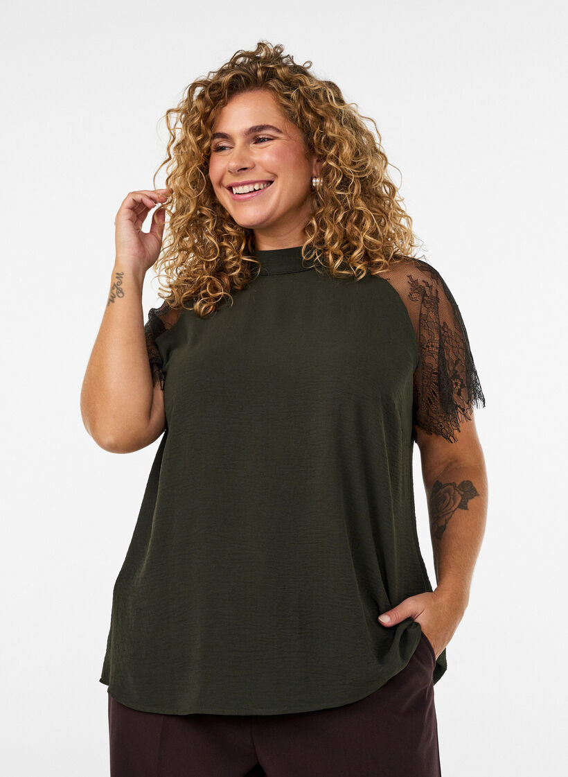 Blouse &agrave; col montant avec manches courtes en dentelle, Vert fonc&eacute;, Model image number 0