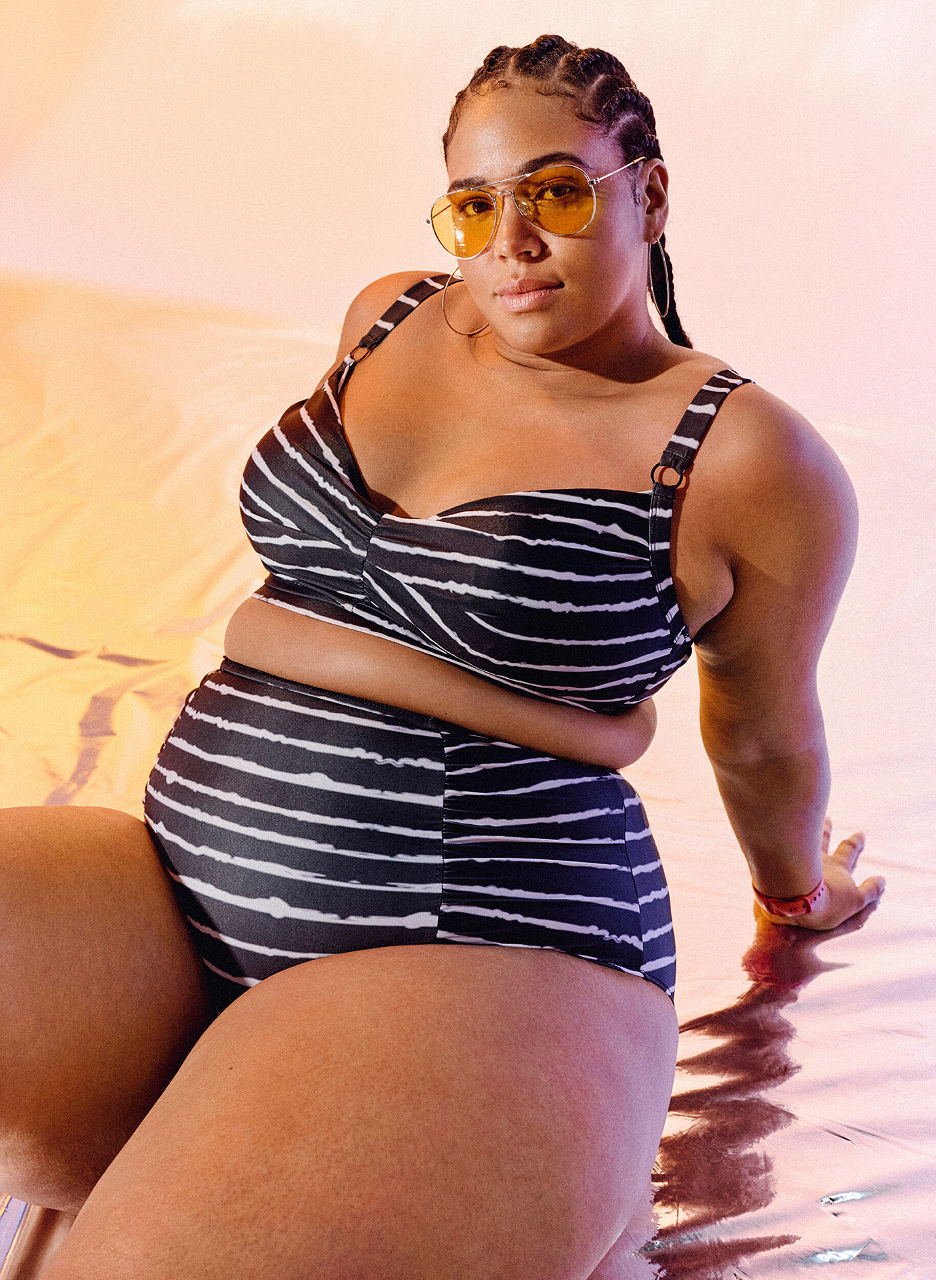 Zizzi Bas de bikini &agrave; ray&eacute;e avec taille haute, Noir, Image image number 0