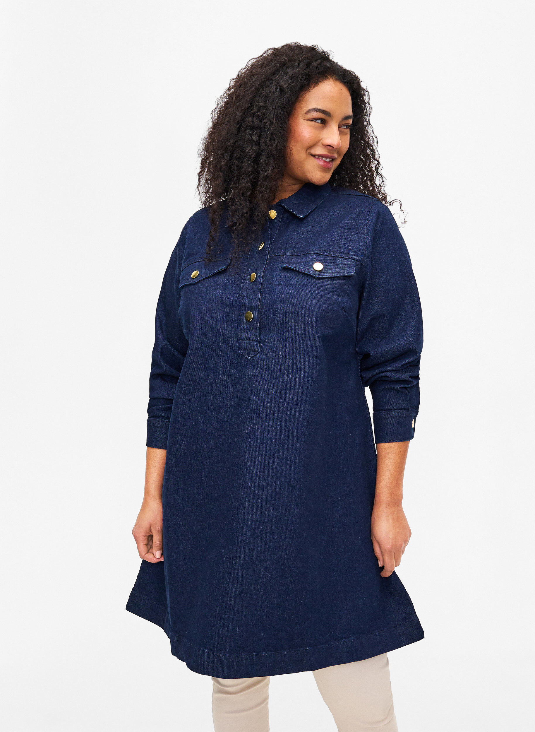 Zizzi Robe en jean coupe trap&egrave;ze avec des boutons, Dark Blue Denim, Model image number 0