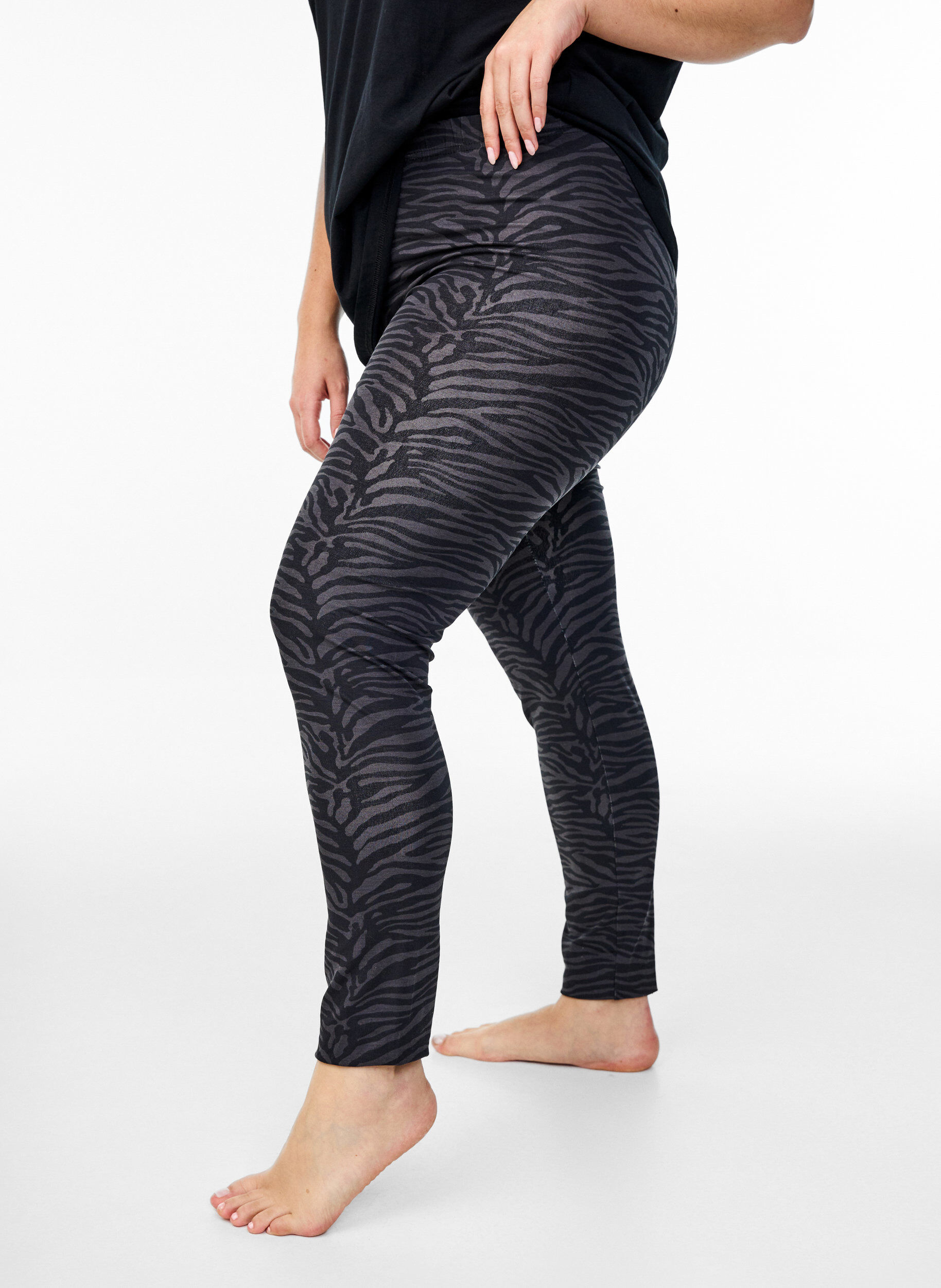 Zizzi Leggings en viscose avec imprim&eacute;, Noir, Model image number 0