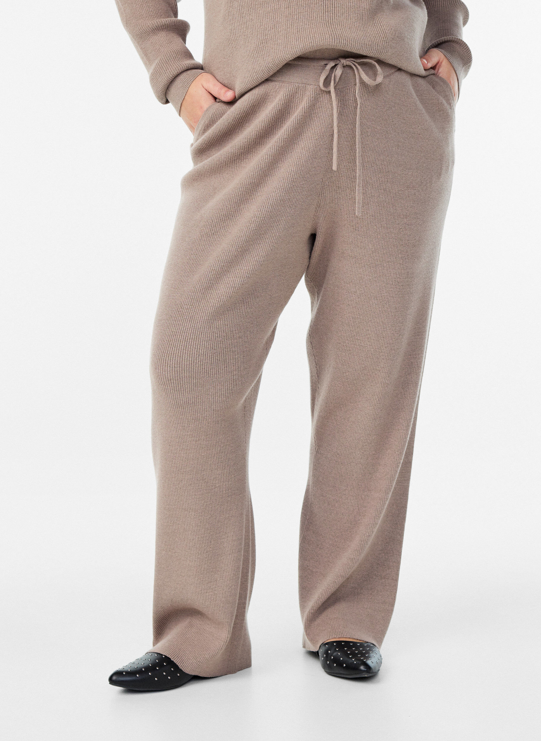 Zizzi Pantalon taille haute en maille c&ocirc;tel&eacute;e &agrave; jambes droites, Beige, Model image number 2