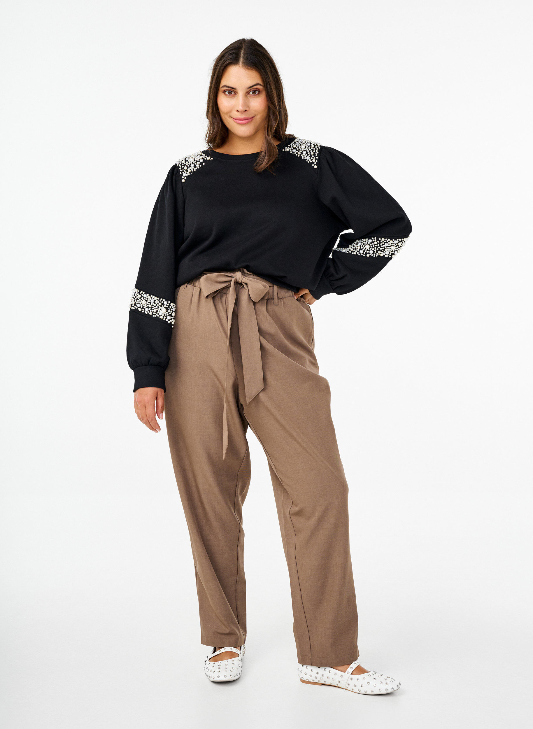 Zizzi Sweat-shirt avec d&eacute;tails en perles, Black, Model image number 2