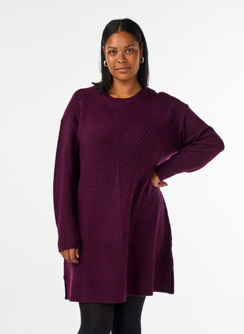 Robe courte en maille avec un motif textur&eacute; en V, Bordeaux, Model image number 0