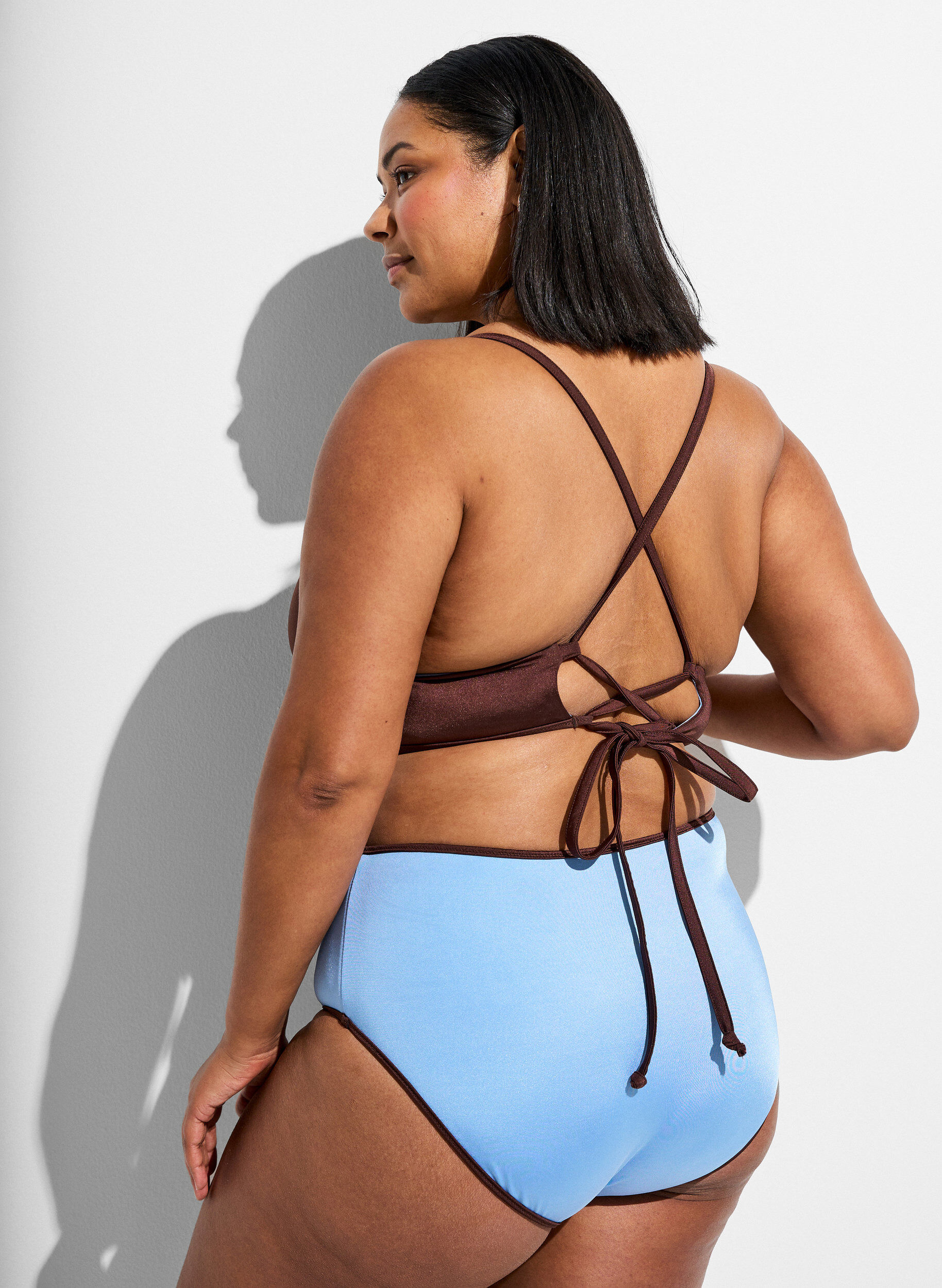 ZizziHaut de bikini r&eacute;versible avec d&eacute;collet&eacute; en V et bretelles crois&eacute;es dans le dos, Marron, Model image number 2