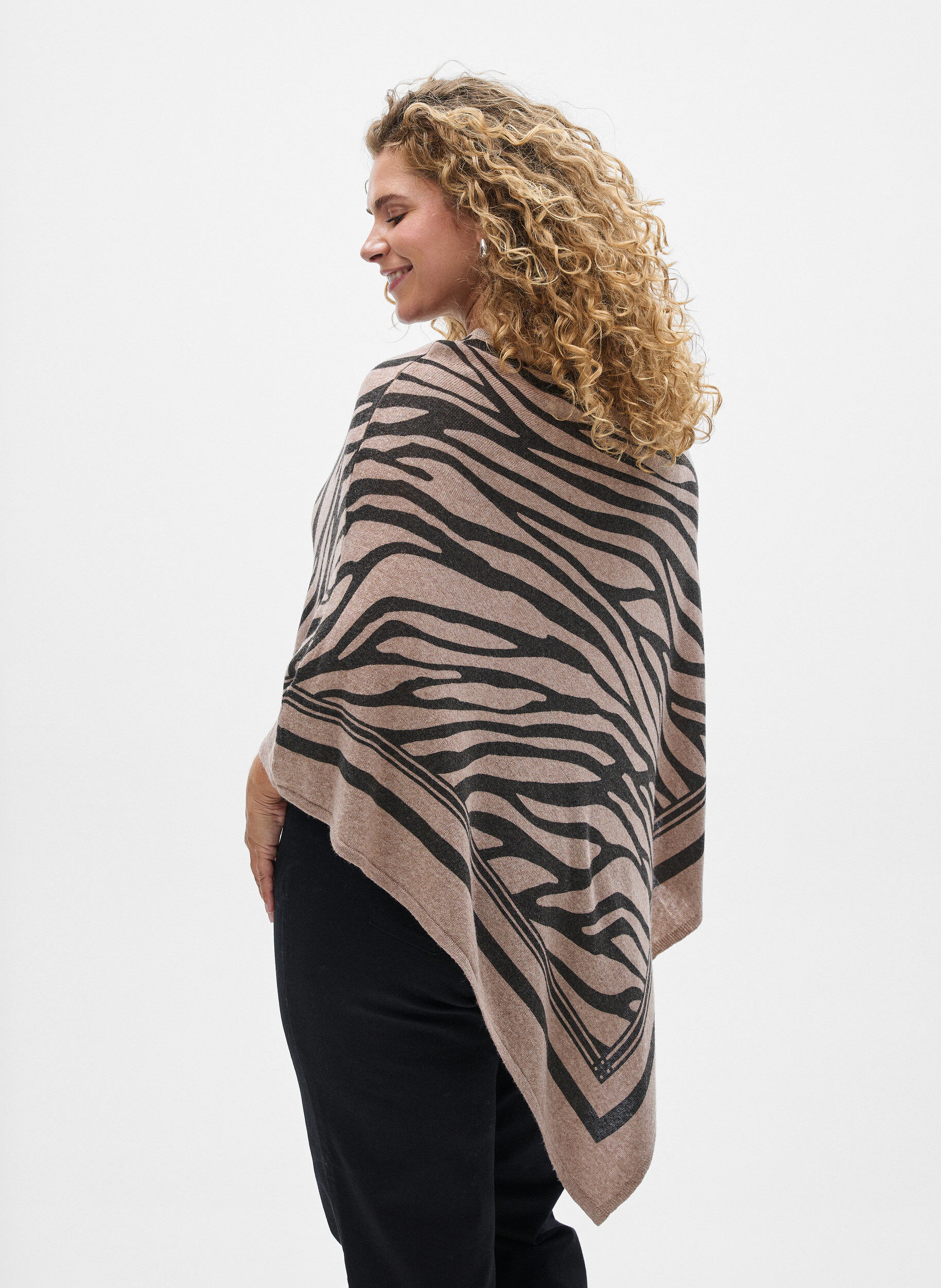 Zizzi Poncho en maille fine, Noir, Model image number 2
