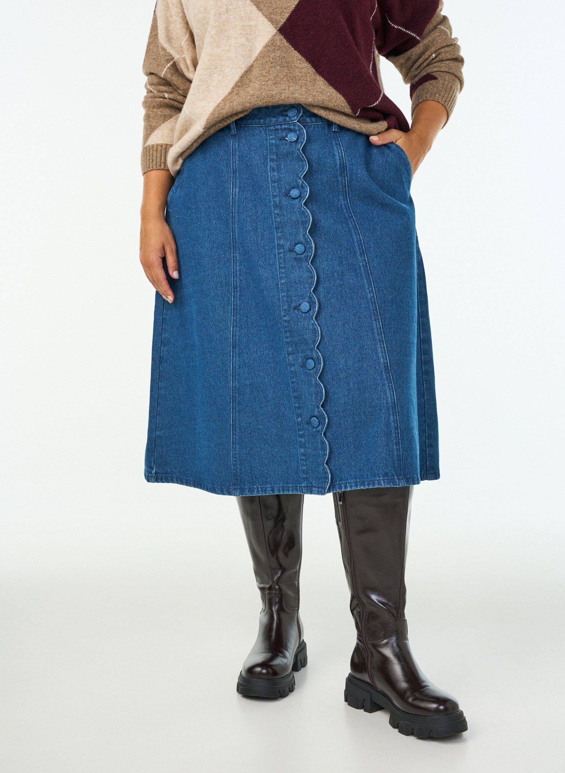 ZizziJupe en jean coupe &eacute;vas&eacute;e avec patte de boutonnage ondul&eacute;e, Bleu, Model image number 2