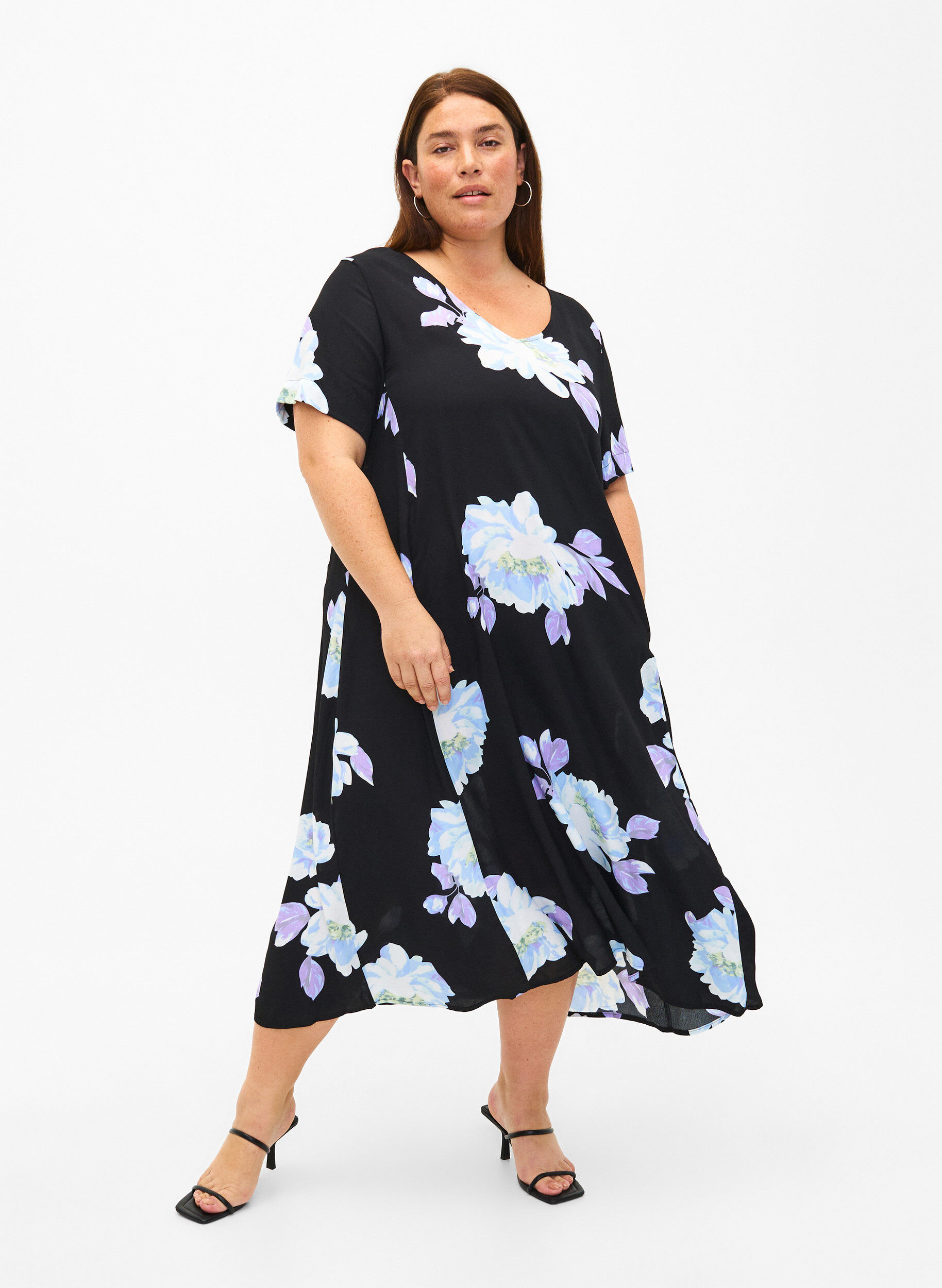 Zizzi Robe &agrave; fleurs &agrave; manches courtes en viscose, Black Big Flower AOP, Model image number 0